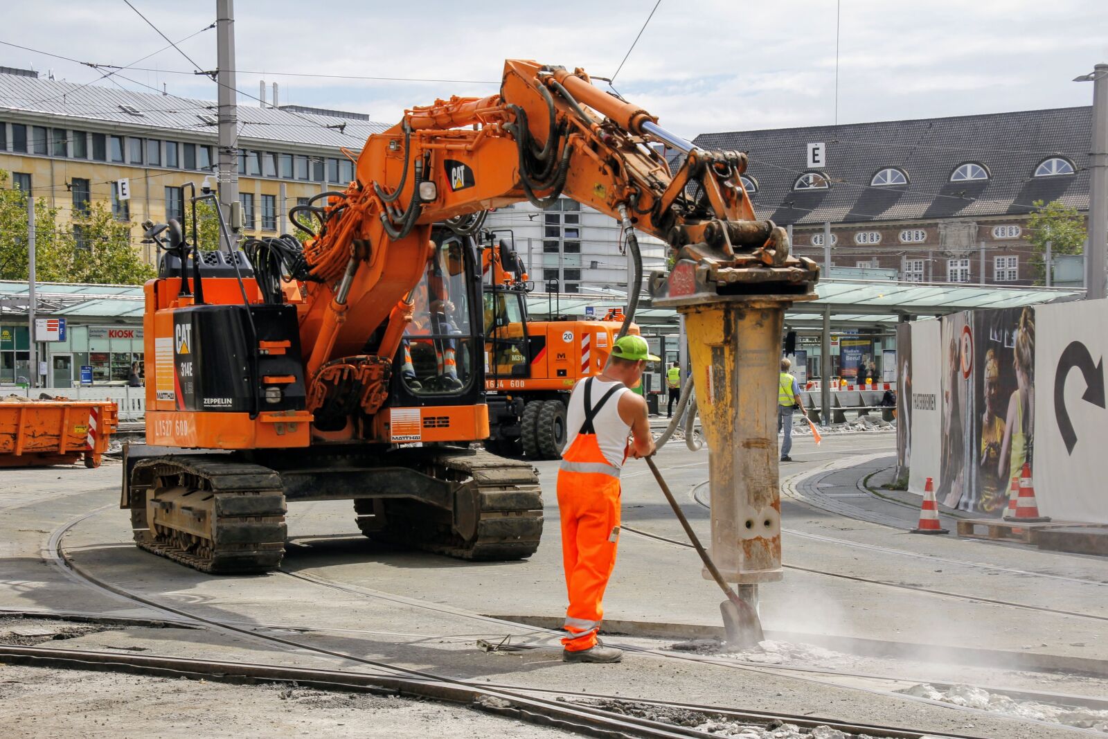 Canon EOS 60D sample photo. Site, construction workers, tram photography