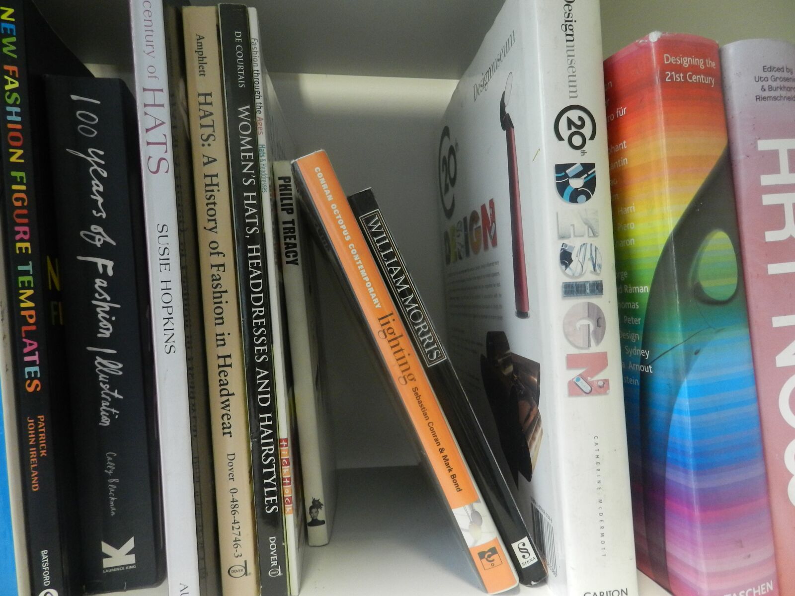 Nikon Coolpix P500 sample photo. Books, art, studying photography