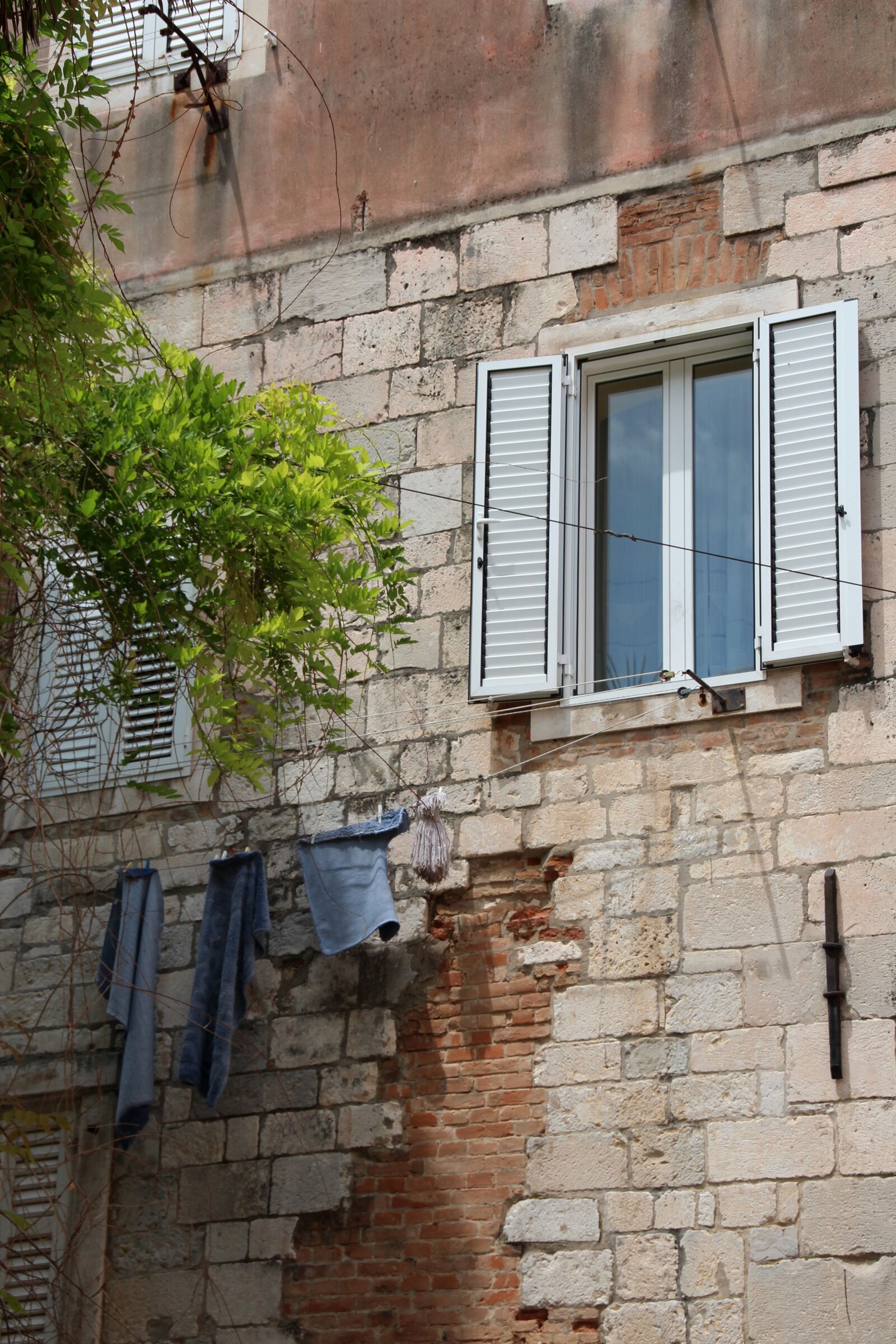Canon EOS 600D (Rebel EOS T3i / EOS Kiss X5) sample photo. House, facade, window photography