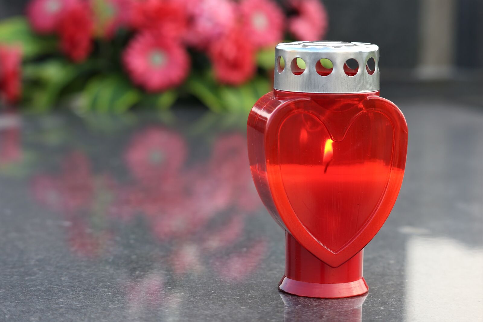 Canon EF 70-300 F4-5.6 IS II USM sample photo. Candle, heart, red photography