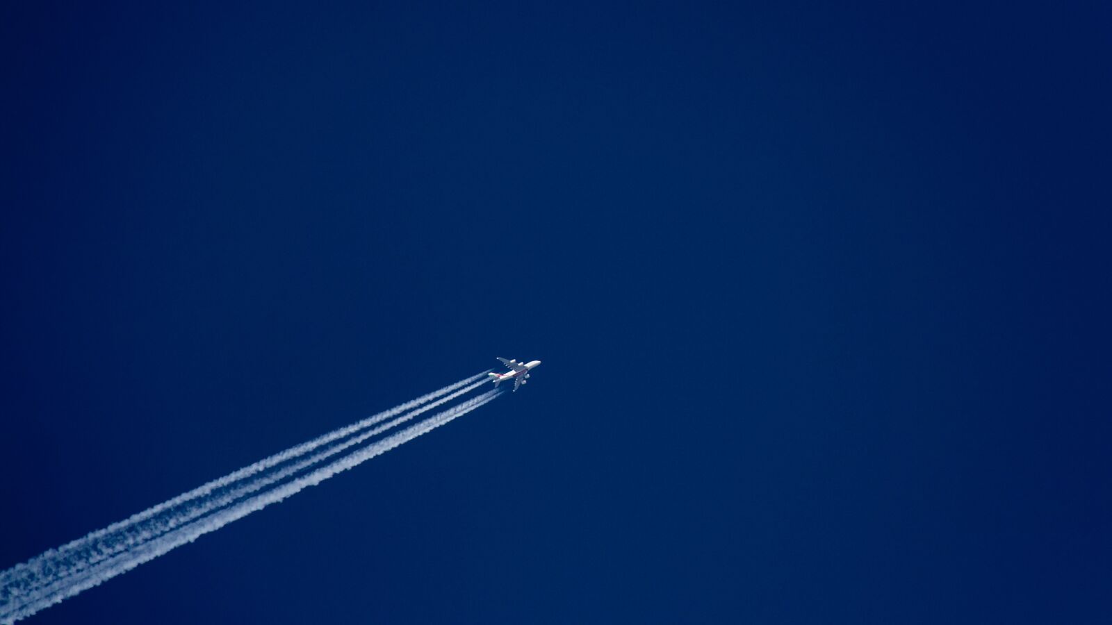 Canon EF-S 18-200mm F3.5-5.6 IS sample photo. Sky, aircraft, vapour trail photography