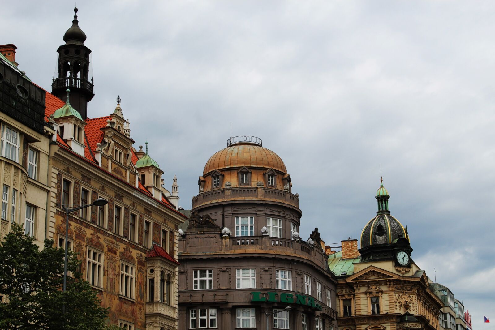 Canon EOS 1300D (EOS Rebel T6 / EOS Kiss X80) sample photo. Prague, wenceslas square, city photography
