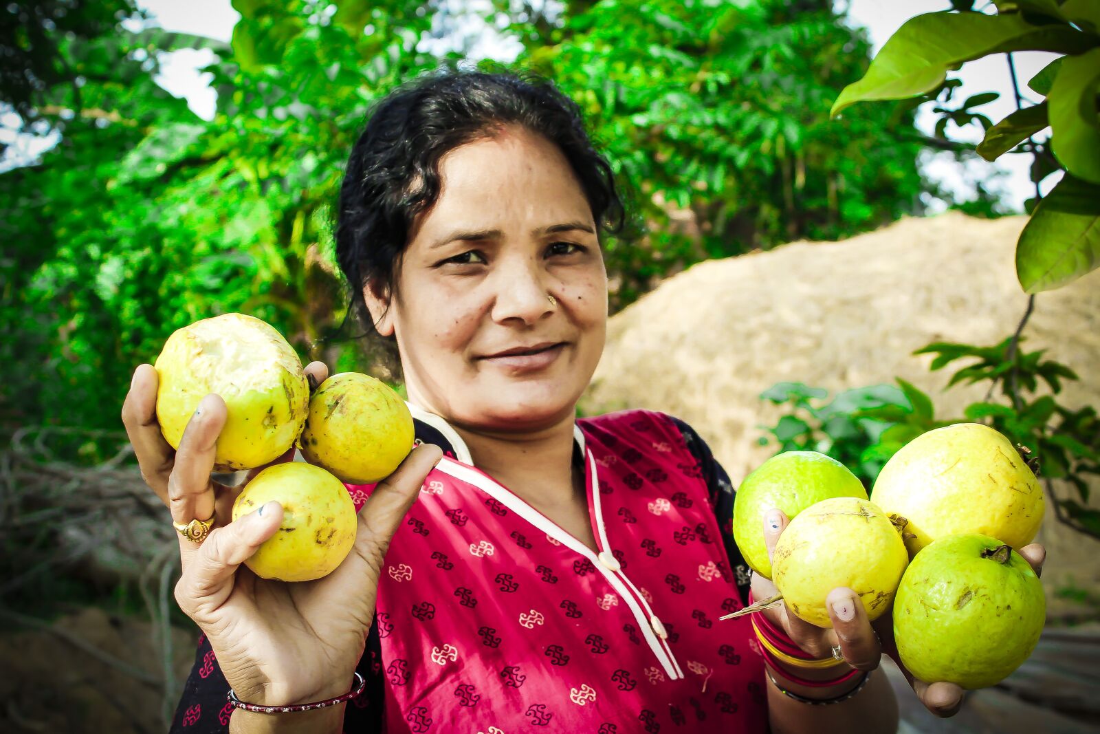 Canon EOS 1300D (EOS Rebel T6 / EOS Kiss X80) sample photo. Indian woman, fruit, asian photography