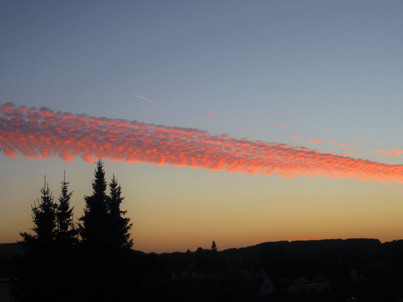 Canon PowerShot SD1200 IS (Digital IXUS 95 IS / IXY Digital 110 IS) sample photo. Unusual, sunset, contrail photography