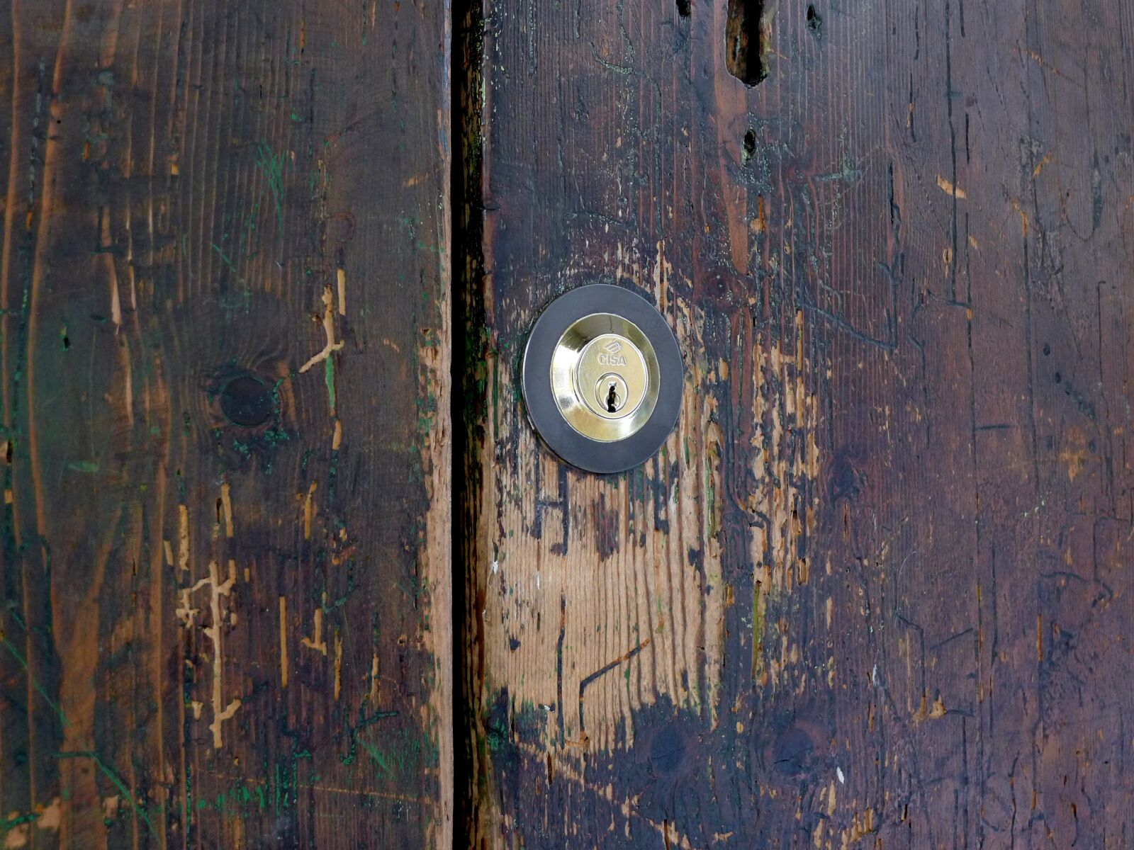 Panasonic Lumix DMC-LX5 sample photo. Keyhole, wooden door, scratched photography
