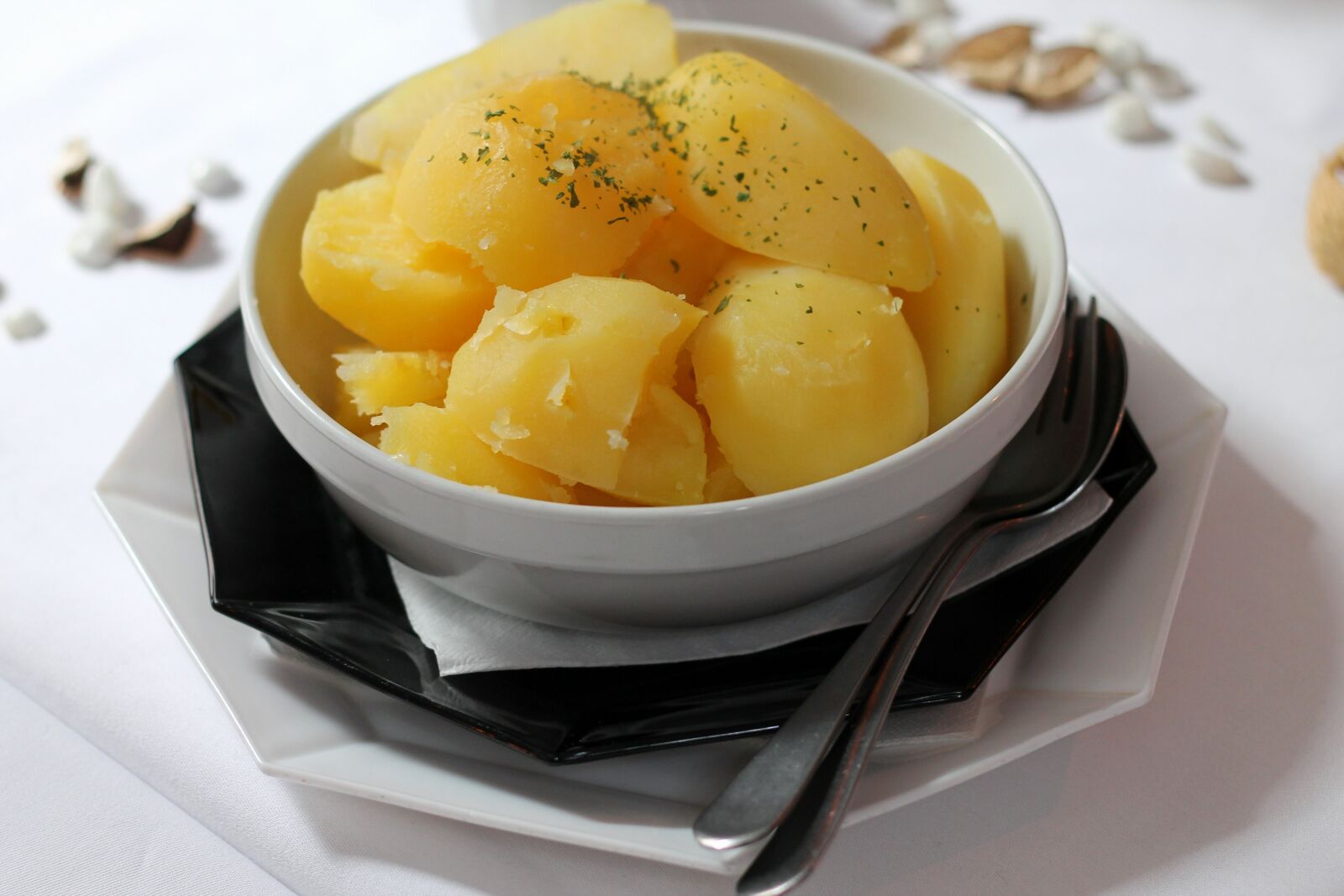 Canon EOS 1100D (EOS Rebel T3 / EOS Kiss X50) + Canon EF 50mm F1.8 II sample photo. Potatoes, cooked, parsley photography