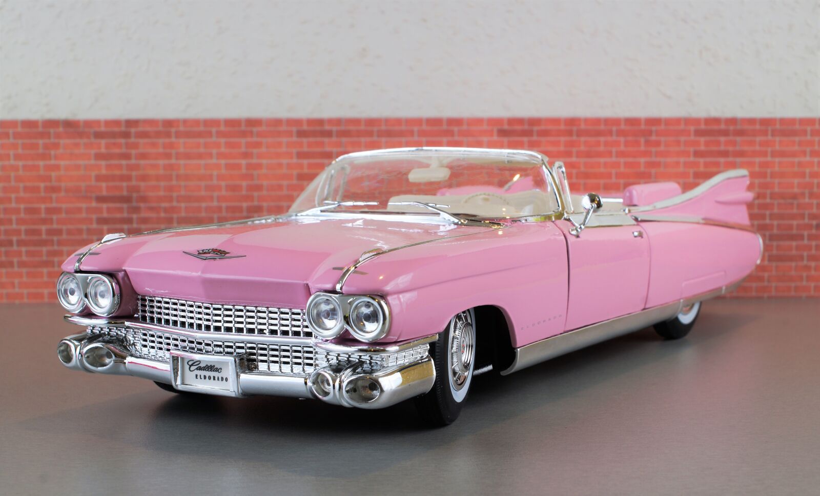 Sony DT 18-70mm F3.5-5.6 sample photo. Model car, cadillac, cadillac photography