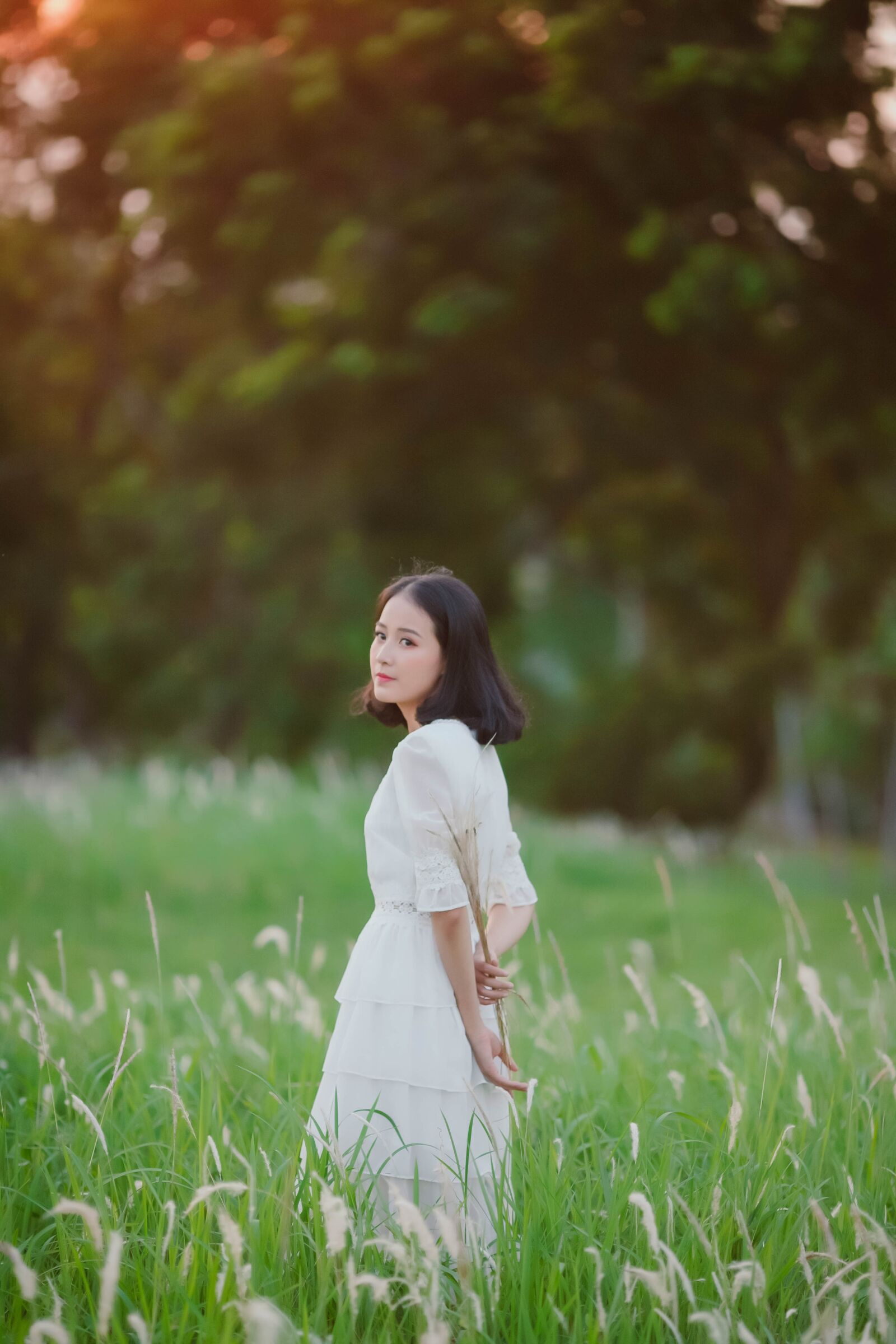Canon EOS 5D + Canon EF 135mm F2L USM sample photo. Girl, meadow, city photography