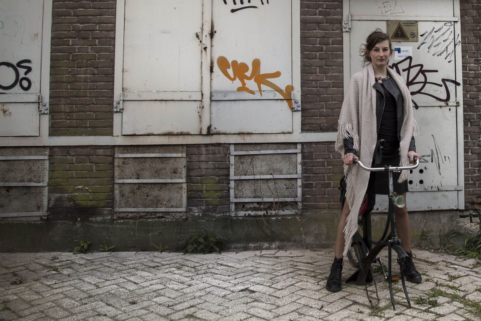 Canon EOS 6D + Canon EF 24-105mm F4L IS USM sample photo. Graffiti, girl, woman photography