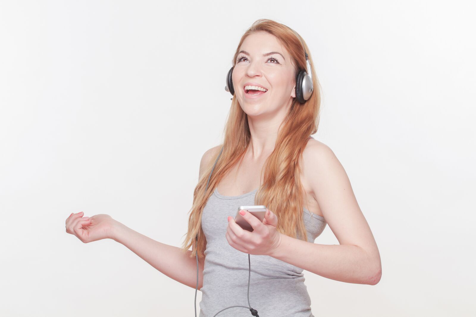 Canon EOS 7D sample photo. Attractive woman, headphones, smartphone photography