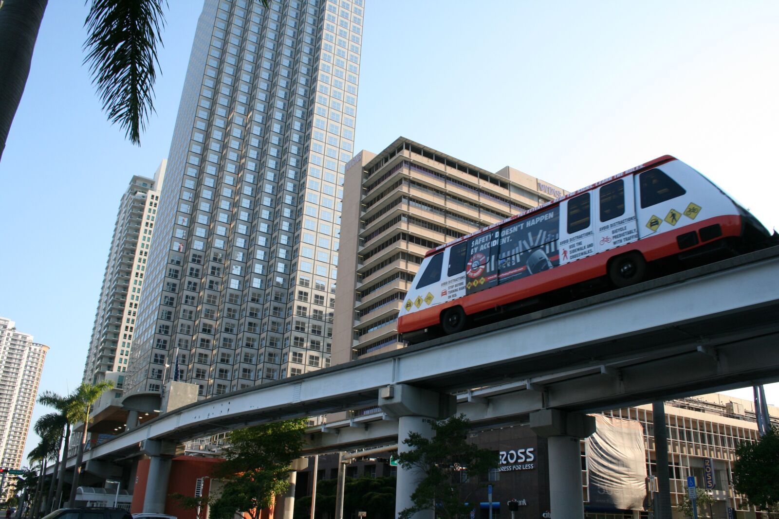 Canon EOS 400D (EOS Digital Rebel XTi / EOS Kiss Digital X) sample photo. Miami, metro, downtown photography