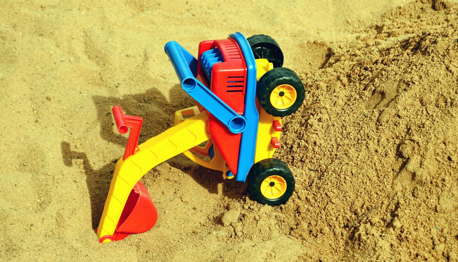 Nikon D5200 sample photo. Sand, child, plastic, excavator photography
