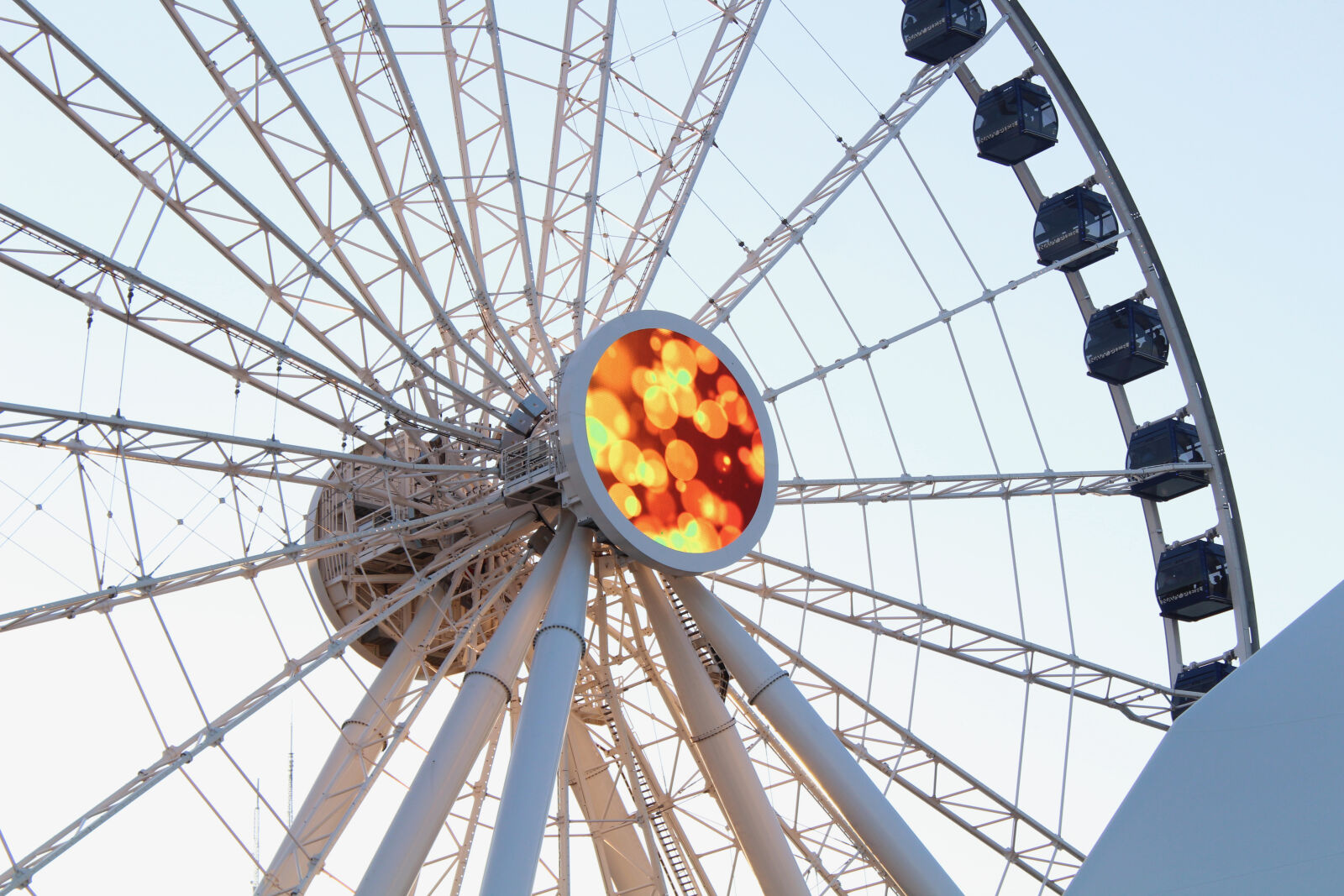 Canon EOS 1300D (EOS Rebel T6 / EOS Kiss X80) sample photo. Big, wheel, chicago, orange photography