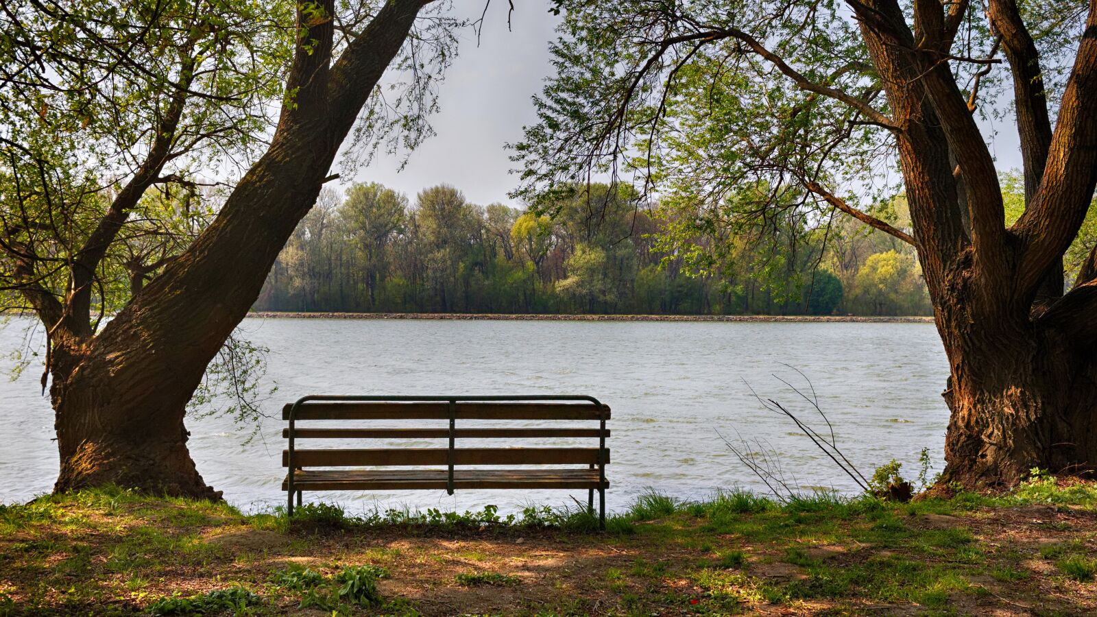 Canon EOS 650D (EOS Rebel T4i / EOS Kiss X6i) + Canon EF-S 24mm F2.8 STM sample photo. Bench at the river photography