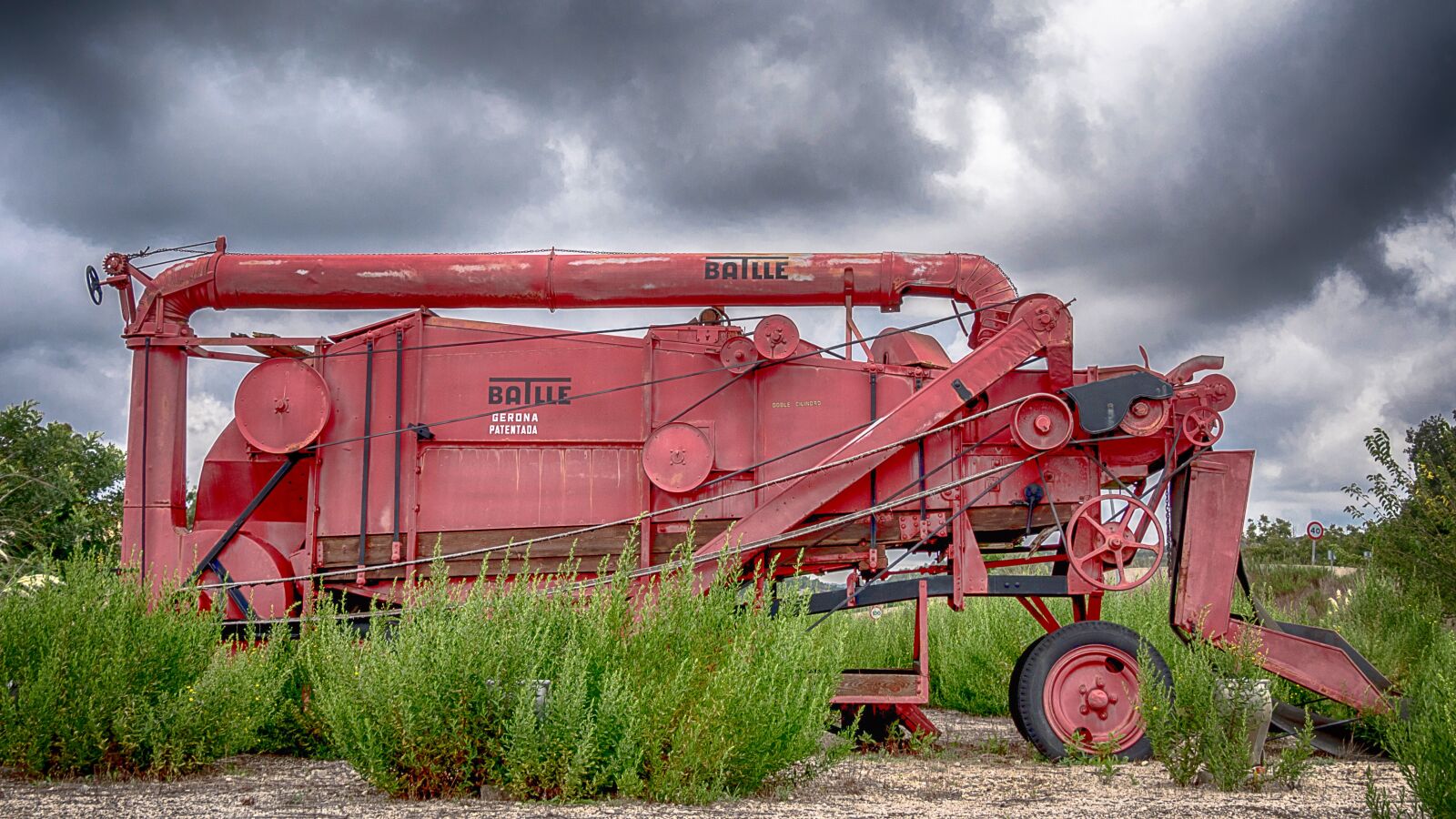 Panasonic Lumix DMC-GX8 + Panasonic Lumix G Vario 14-140mm F3.5-5.6 ASPH Power O.I.S sample photo. Combine harvester, agriculture, grain photography