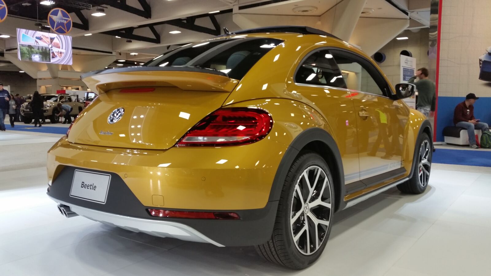 Samsung Galaxy S5 sample photo. Beetle, car, showroom photography