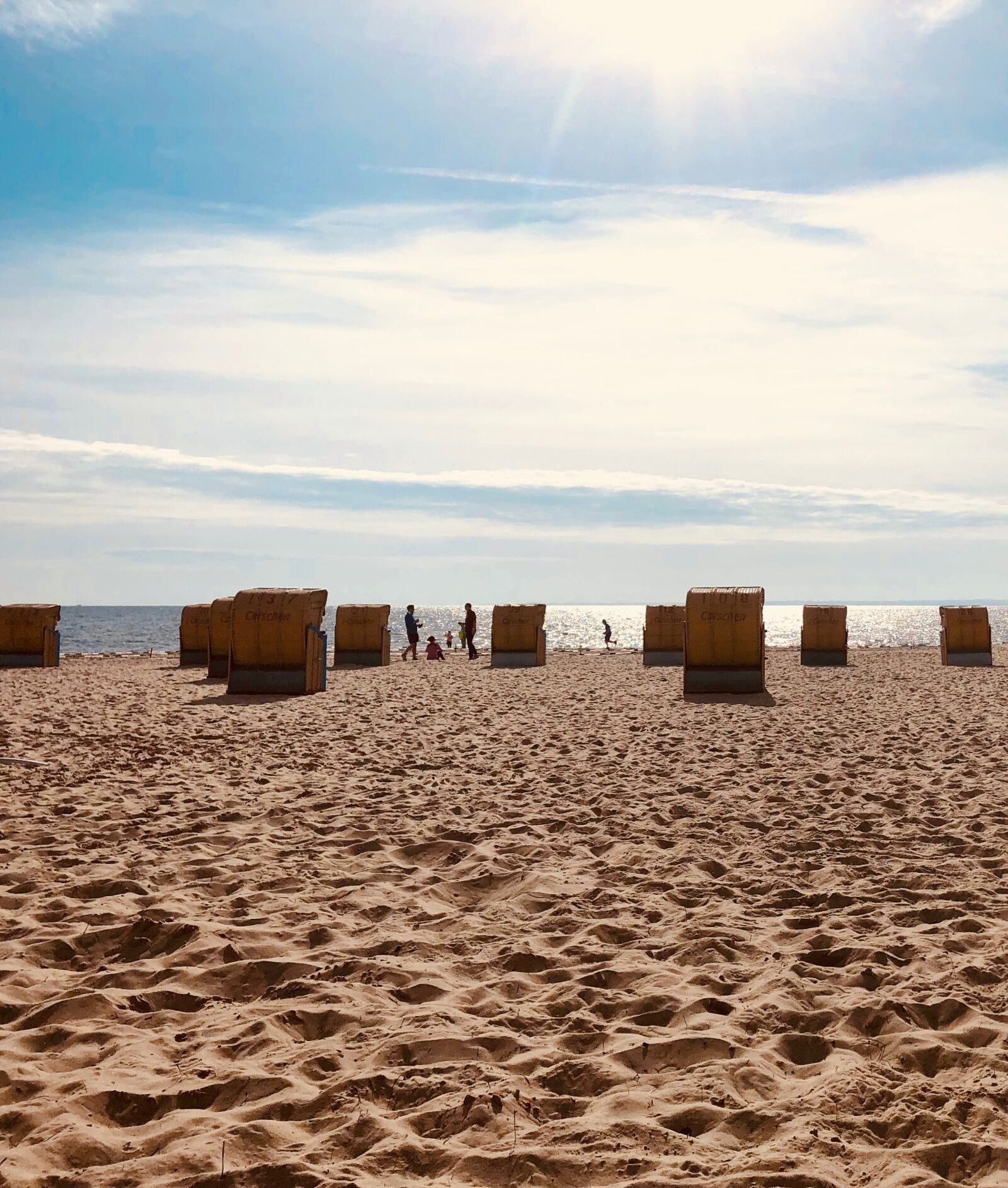 iPhone X back dual camera 4mm f/1.8 sample photo. Beach, clubs, sand photography