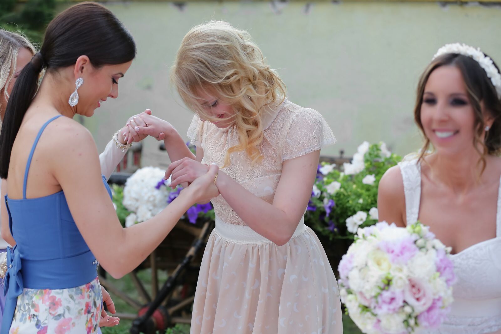 Canon EOS 5D Mark III sample photo. Bride, friendship, girlfriend, friends photography