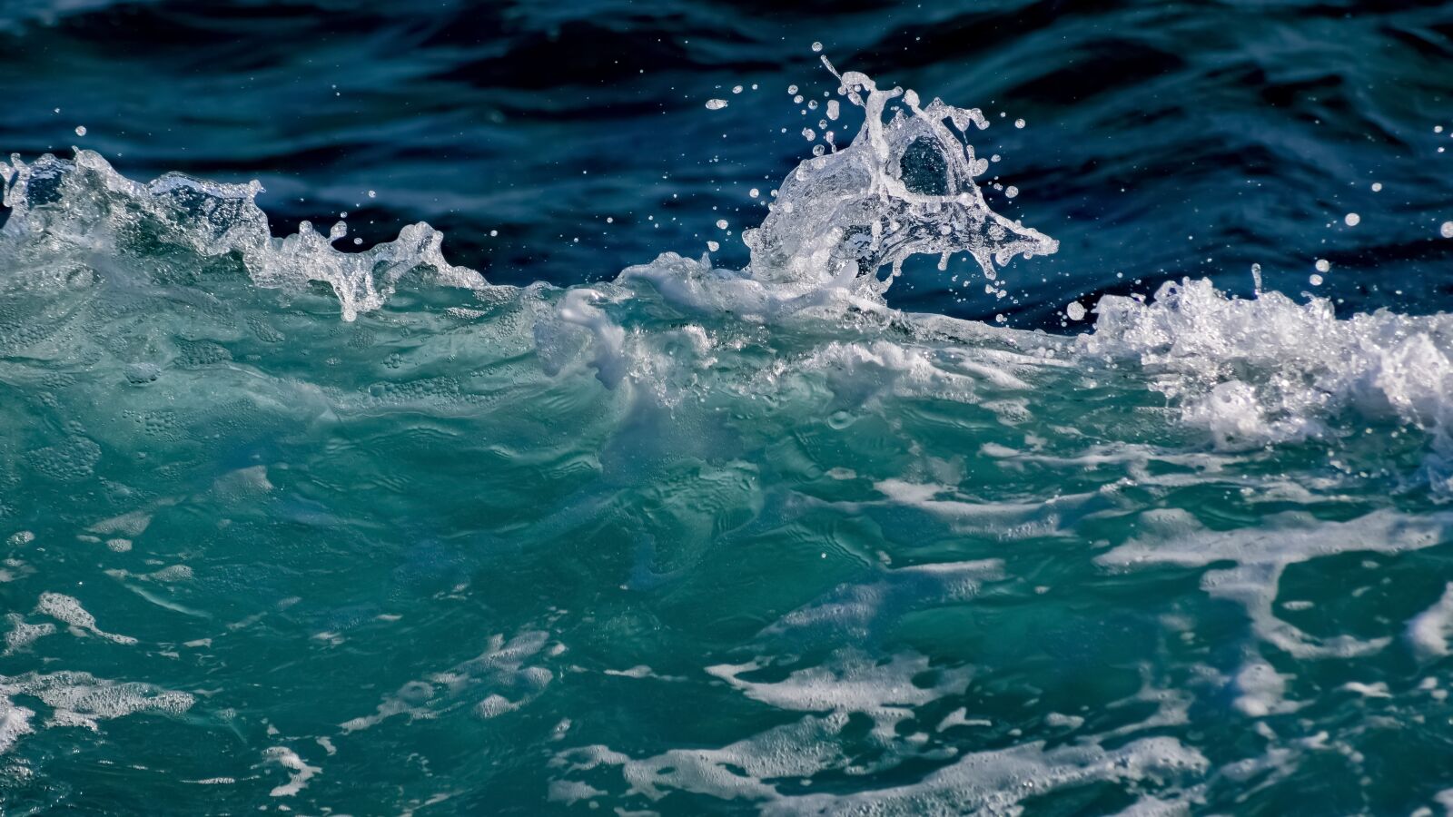 Nikon D3300 sample photo. Wave, spray, foam photography