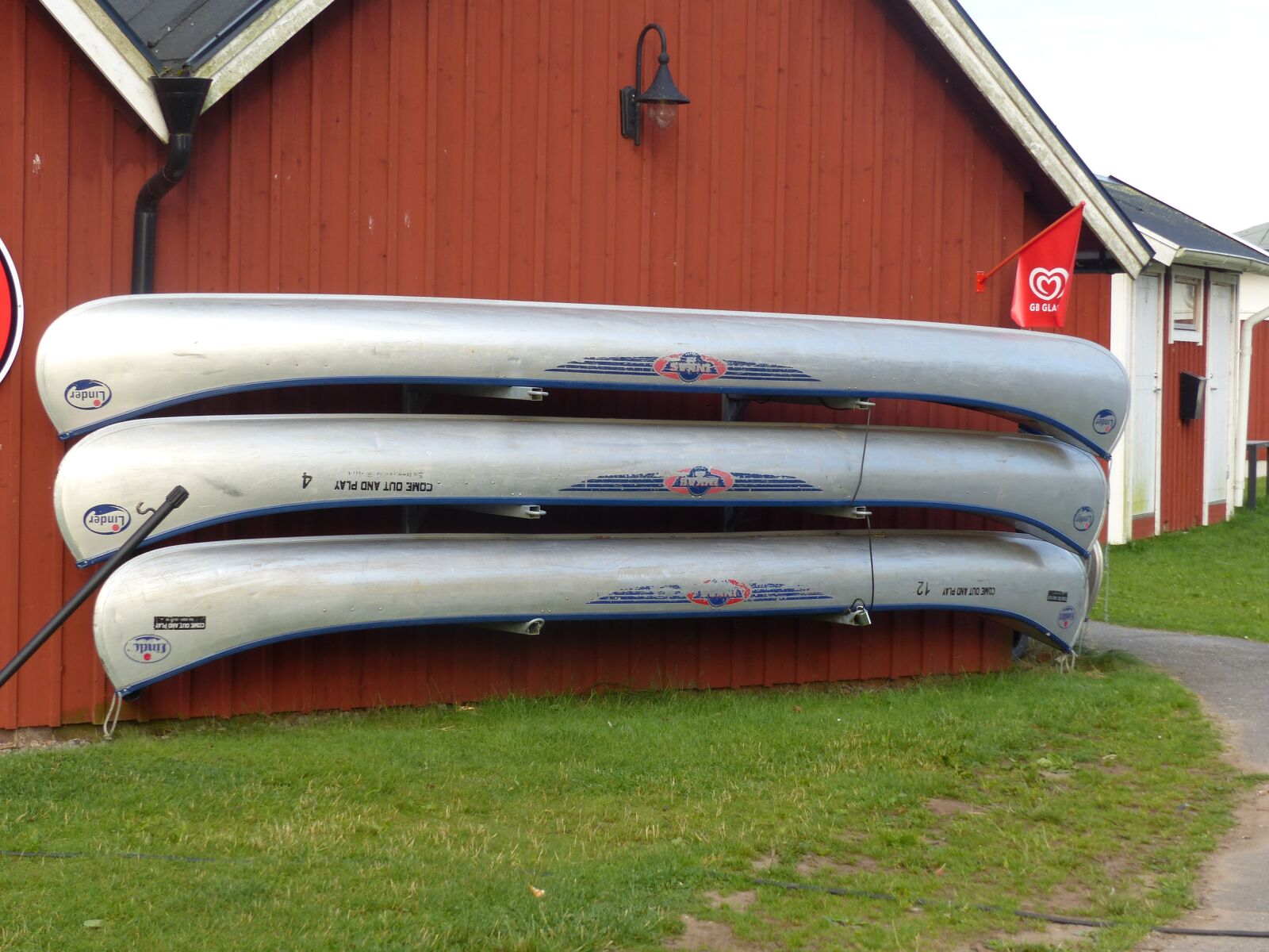 Panasonic Lumix DMC-FZ200 sample photo. Canoes, buildings, colors photography