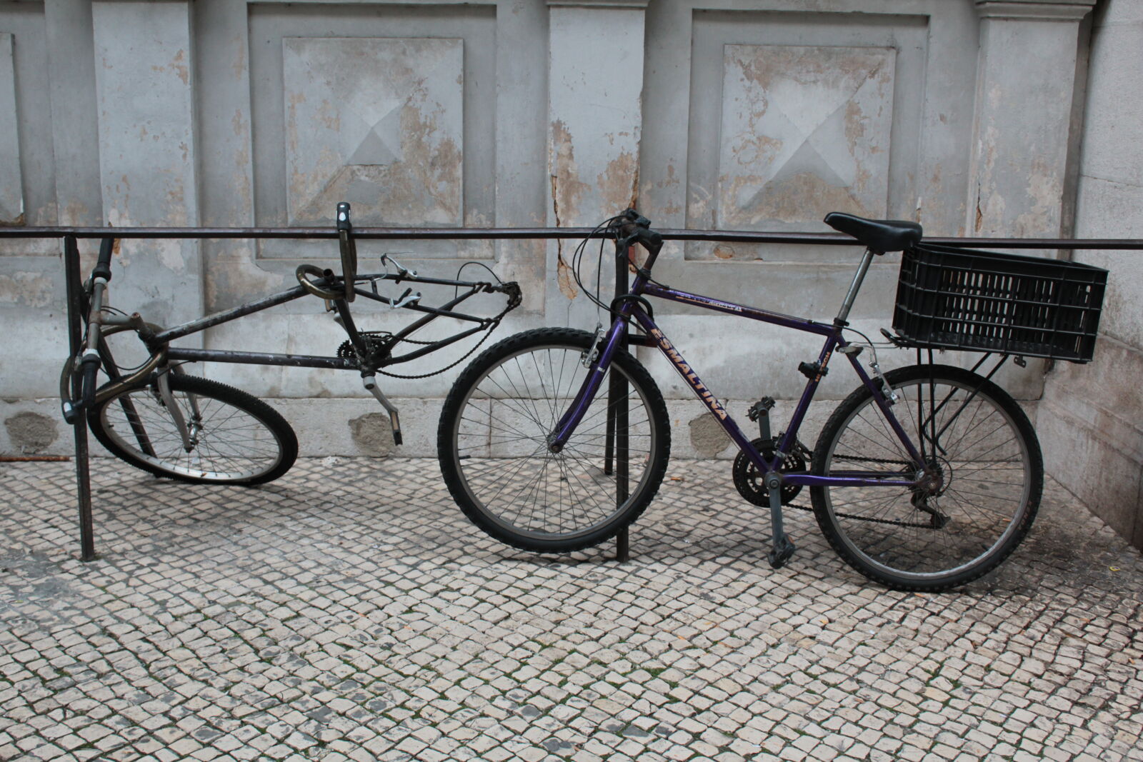 Canon EOS 550D (EOS Rebel T2i / EOS Kiss X4) sample photo. Abandoned, bikes photography