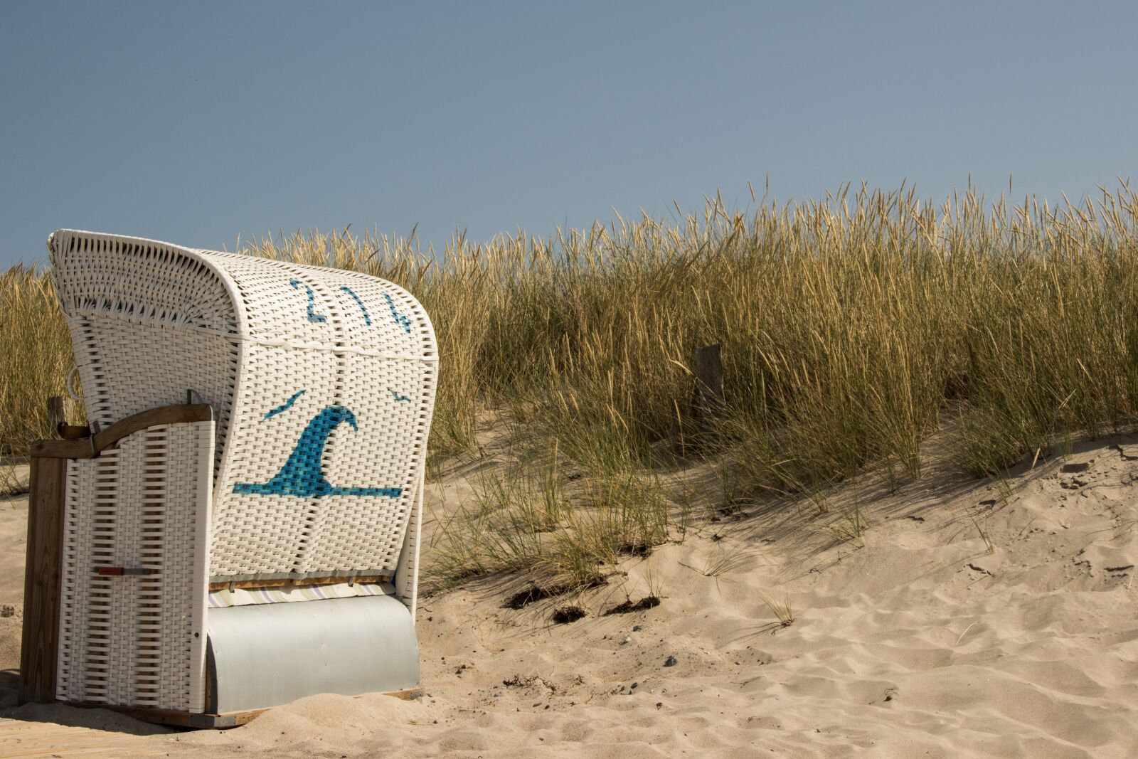 Canon EOS 600D (Rebel EOS T3i / EOS Kiss X5) sample photo. Beach chair, beach, baltic photography