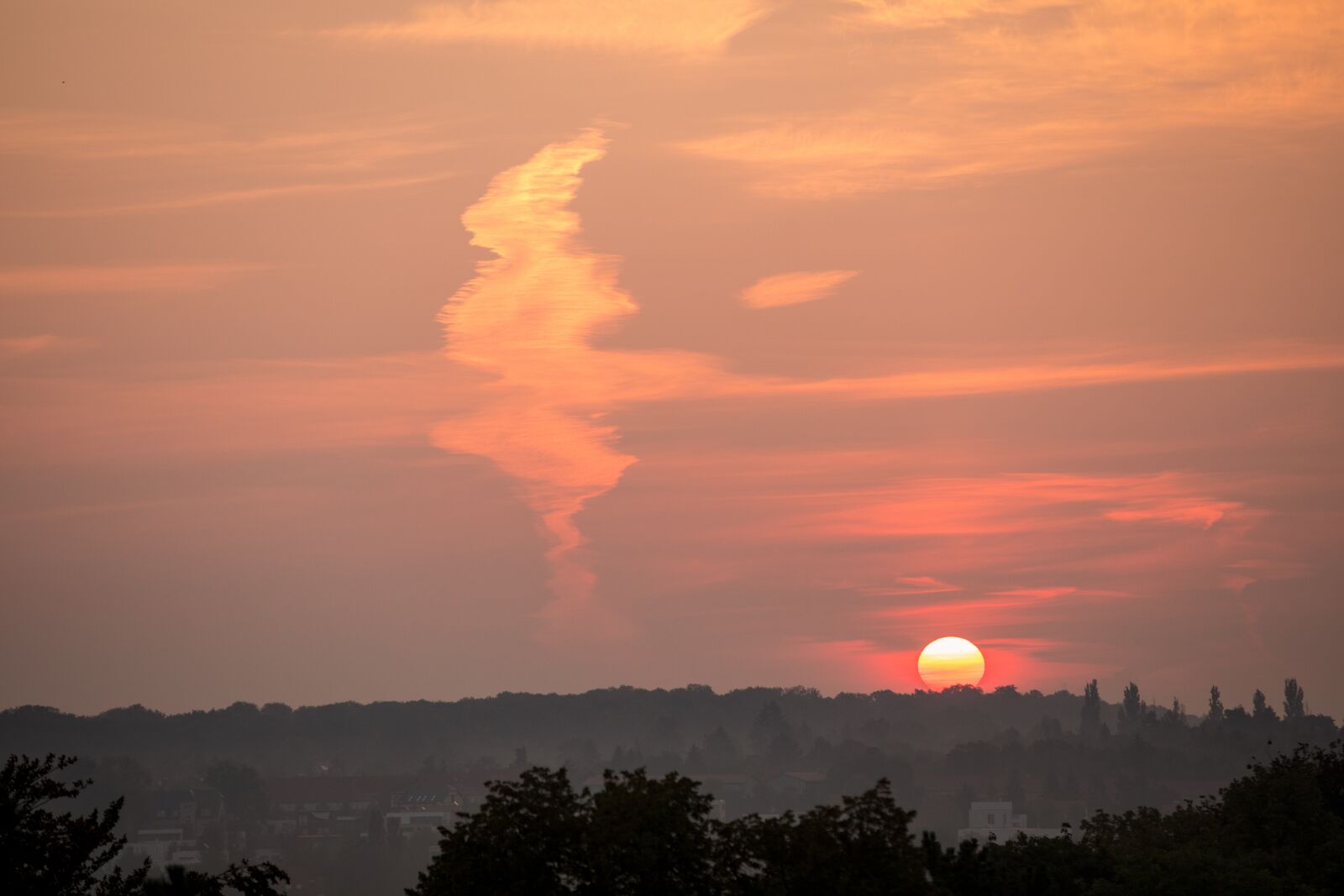 Canon EOS 5D Mark IV sample photo. Sunrise, clouds, red photography