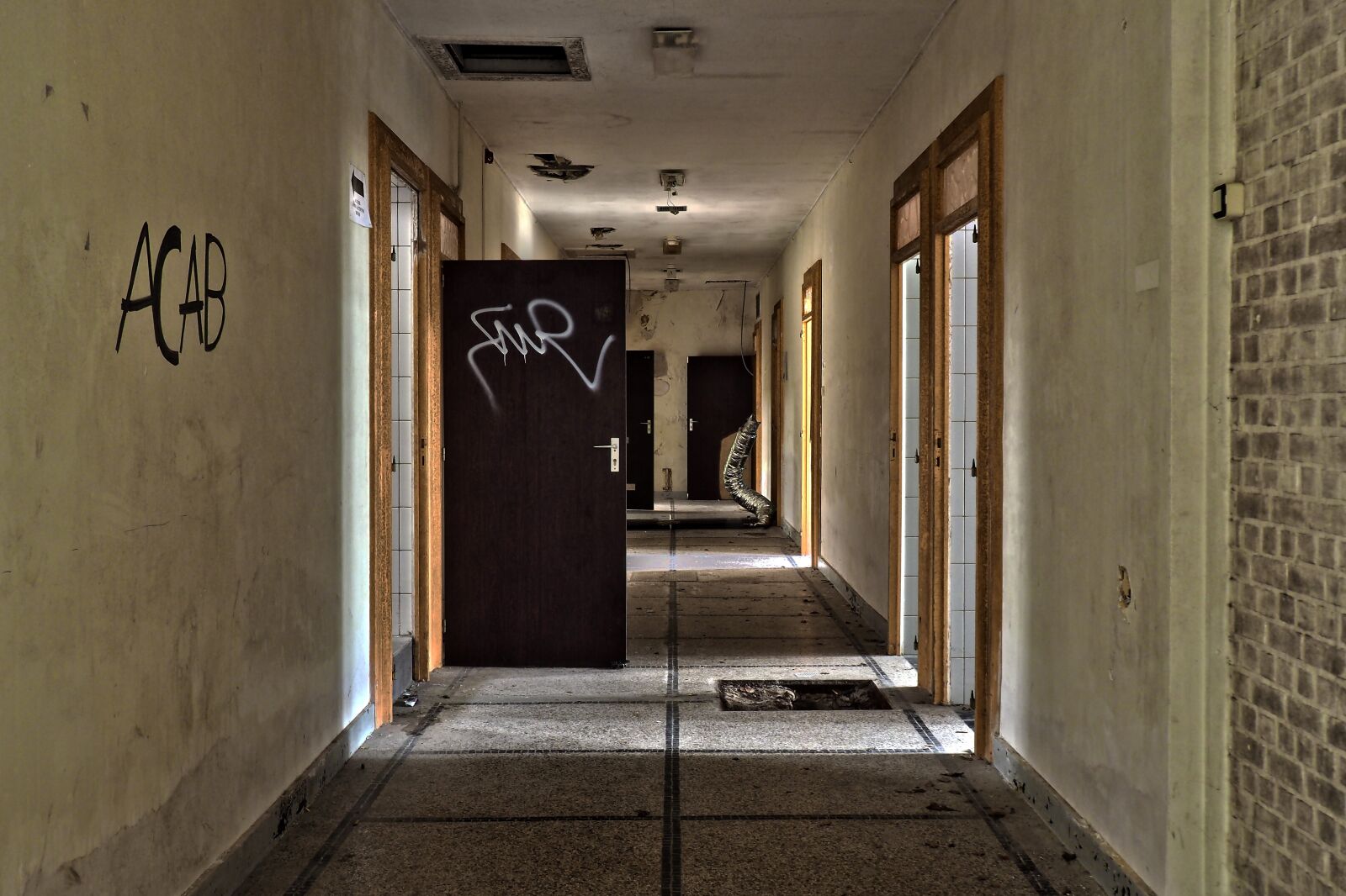 Olympus OM-D E-M10 sample photo. Door, within, architecture photography