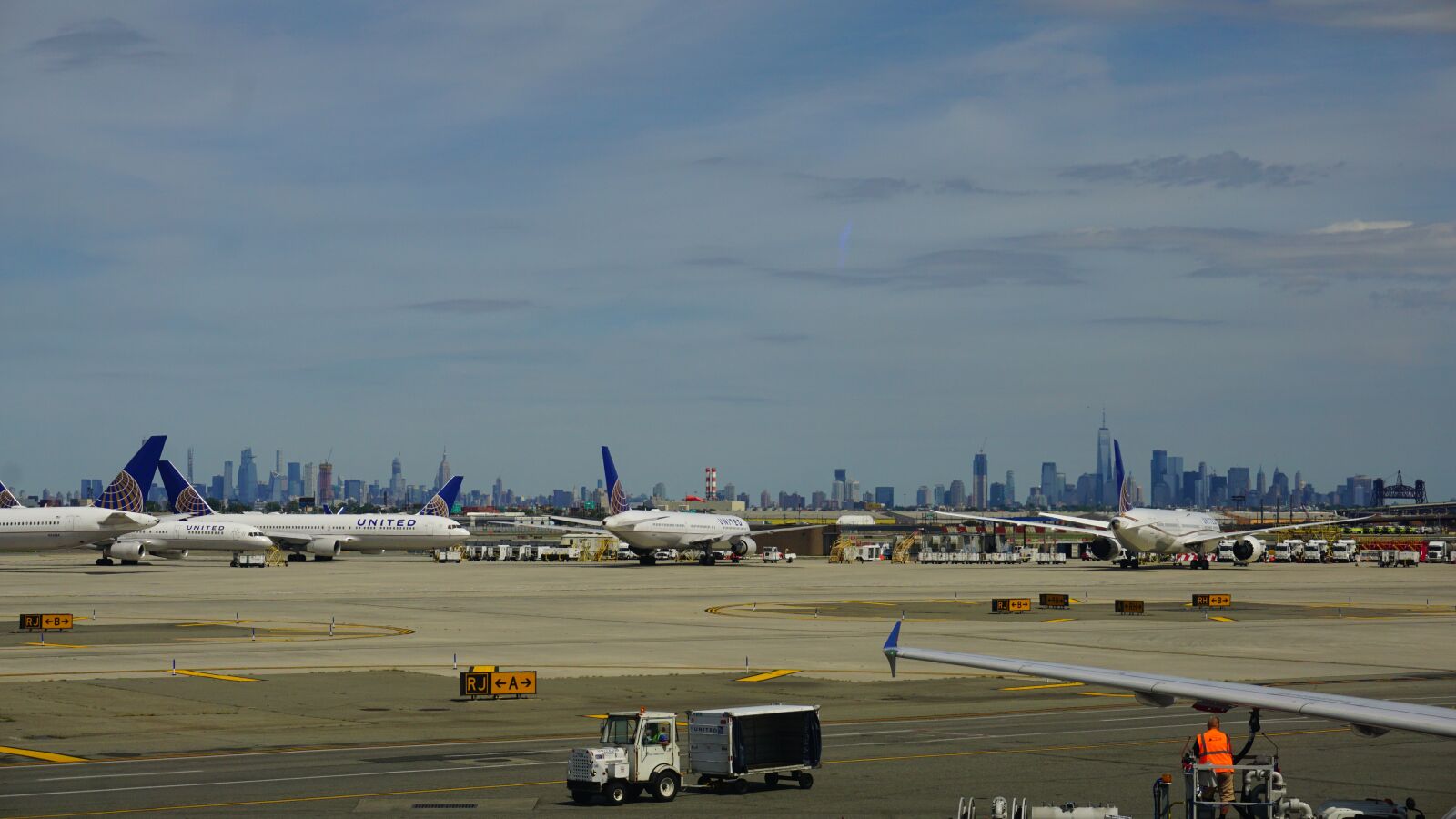 Sony E 16-50mm F3.5-5.6 PZ OSS sample photo. Newark airport, ewr, airport photography