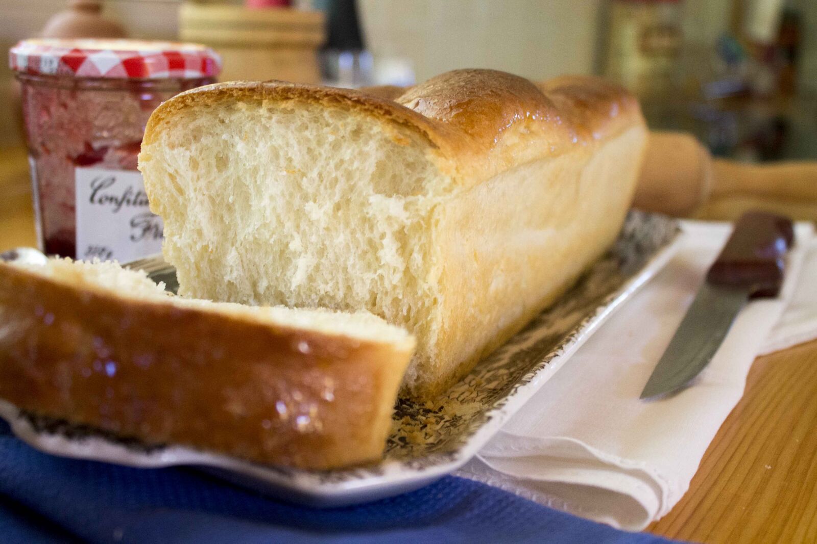 Canon EOS 1100D (EOS Rebel T3 / EOS Kiss X50) sample photo. Brioche, vegan, without milk photography