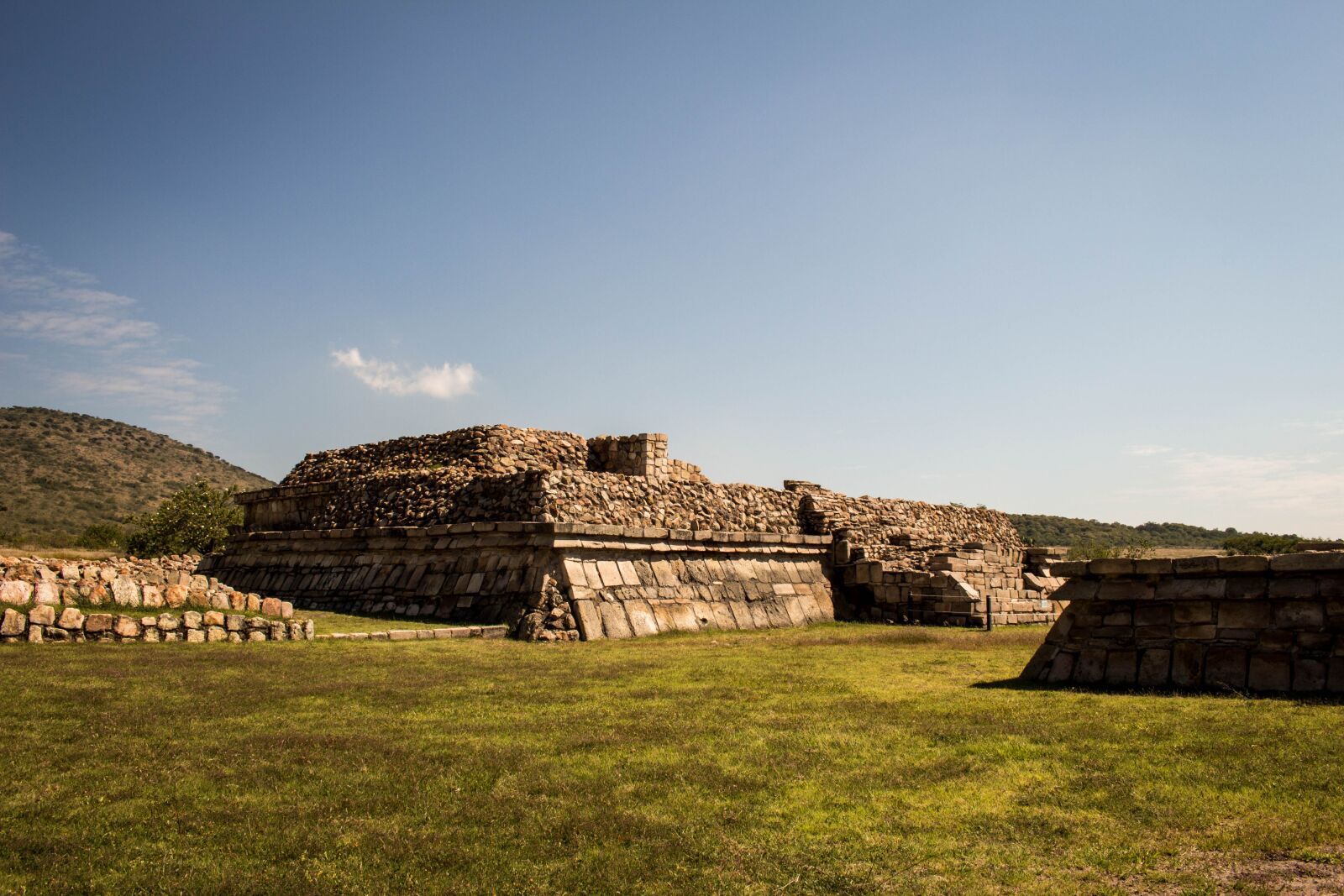 Canon EOS 700D (EOS Rebel T5i / EOS Kiss X7i) sample photo. Pyramid, guanajuato, grass photography