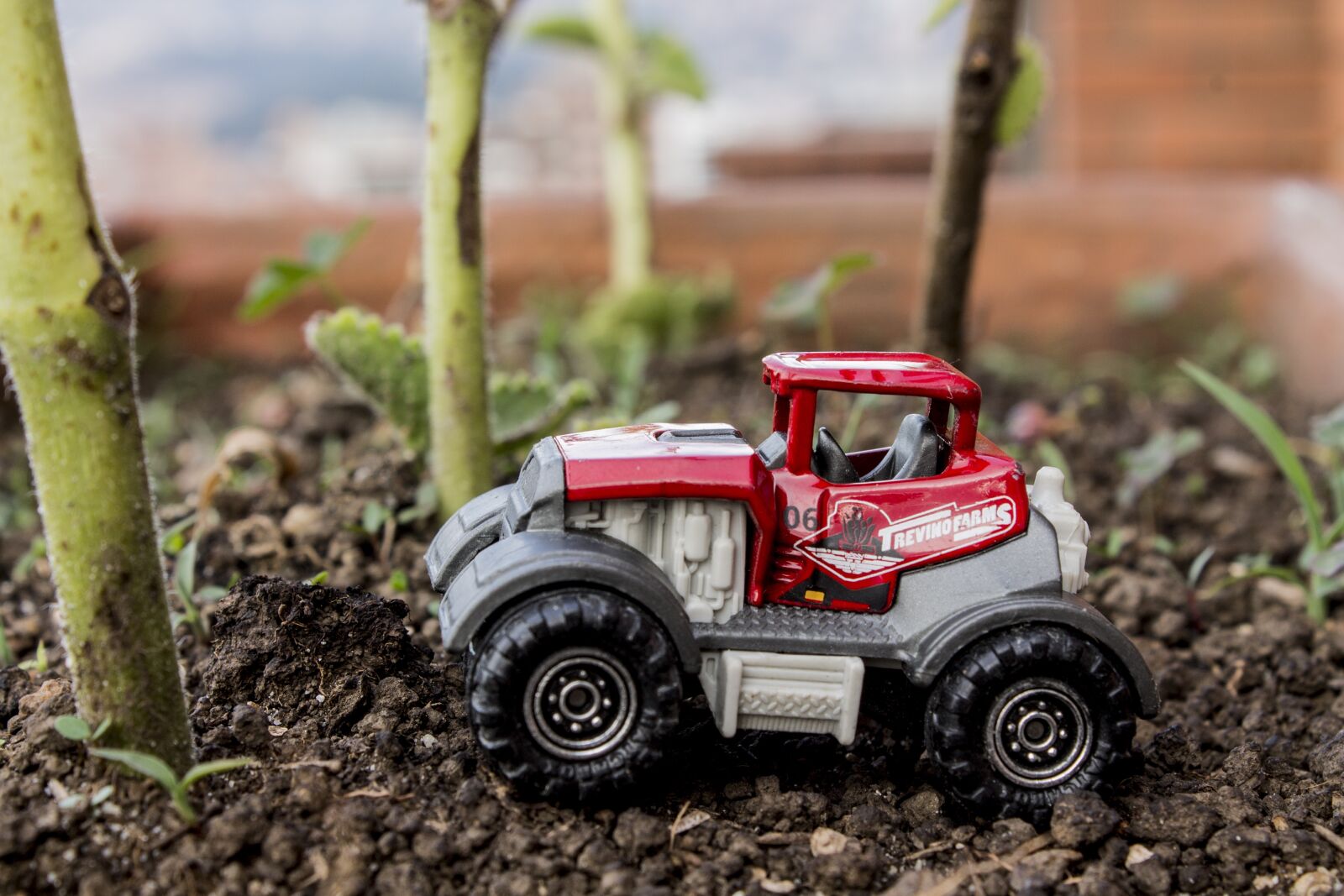 Canon EOS 1100D (EOS Rebel T3 / EOS Kiss X50) sample photo. Toy, tractor, car photography