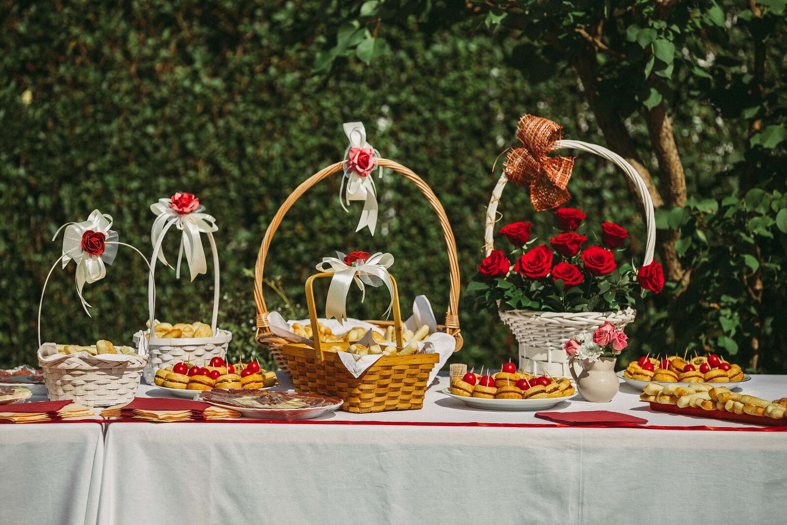 Canon EOS 6D sample photo. Picnic, wicker basket, table photography