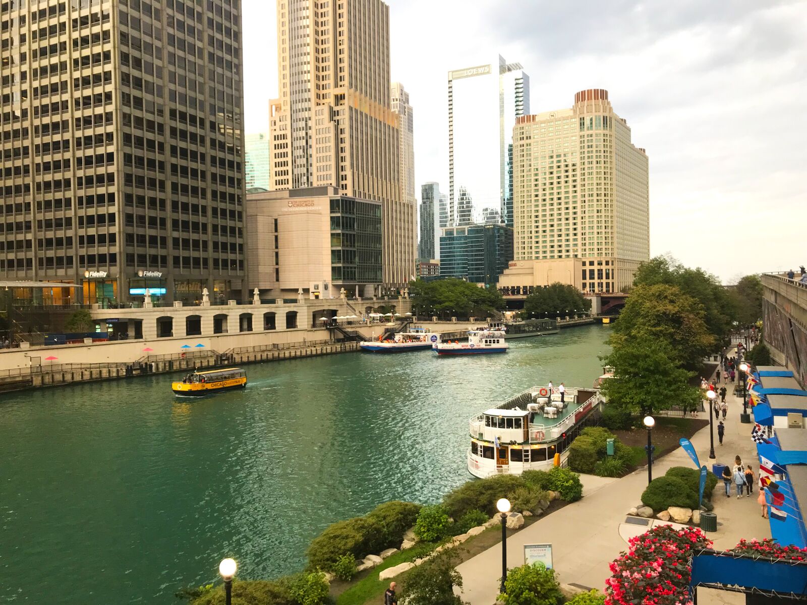 iPhone 7 back camera 3.99mm f/1.8 sample photo. Chicago, city, river photography
