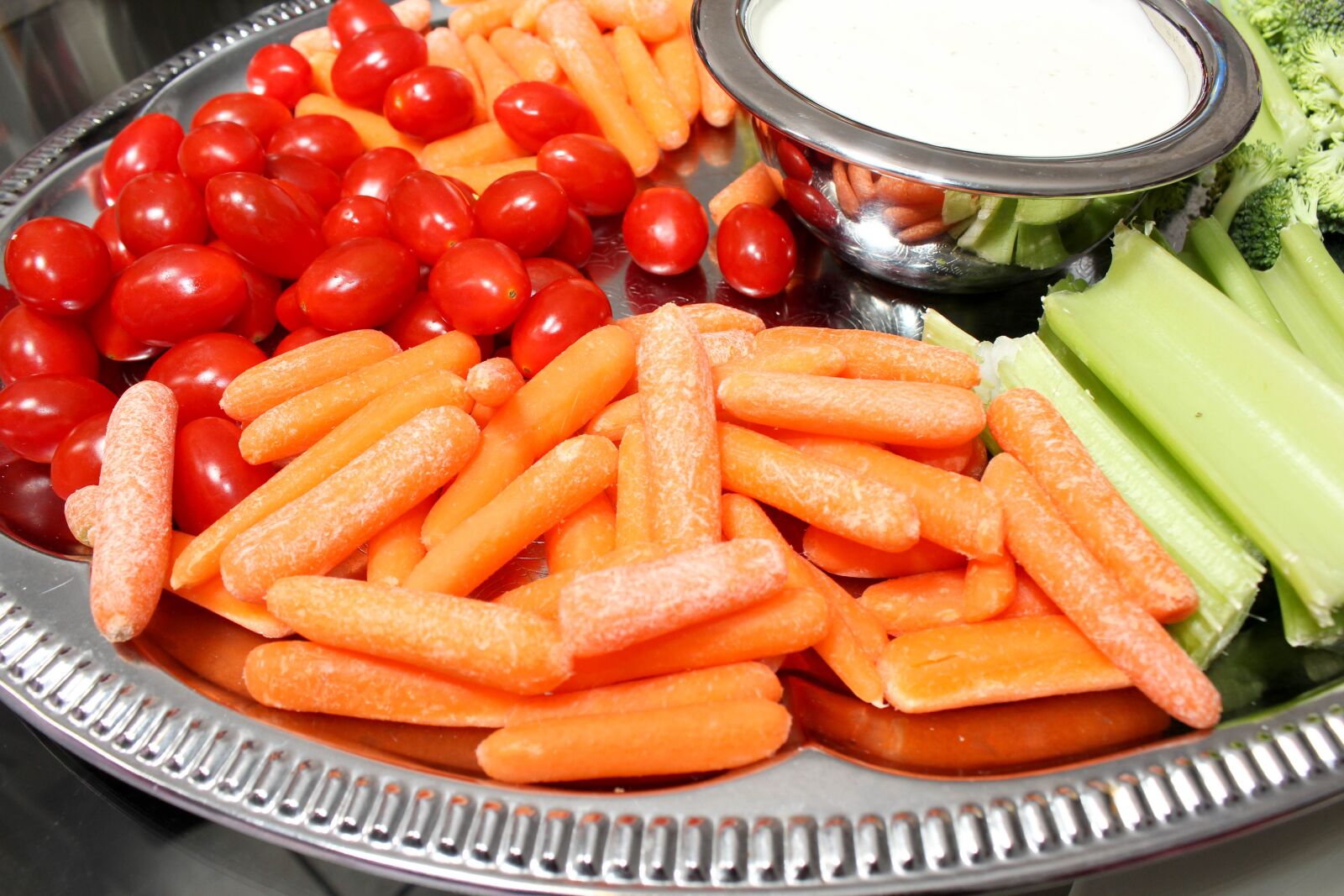 Canon EOS 1200D (EOS Rebel T5 / EOS Kiss X70 / EOS Hi) sample photo. Tomatoes, carrots, dip photography