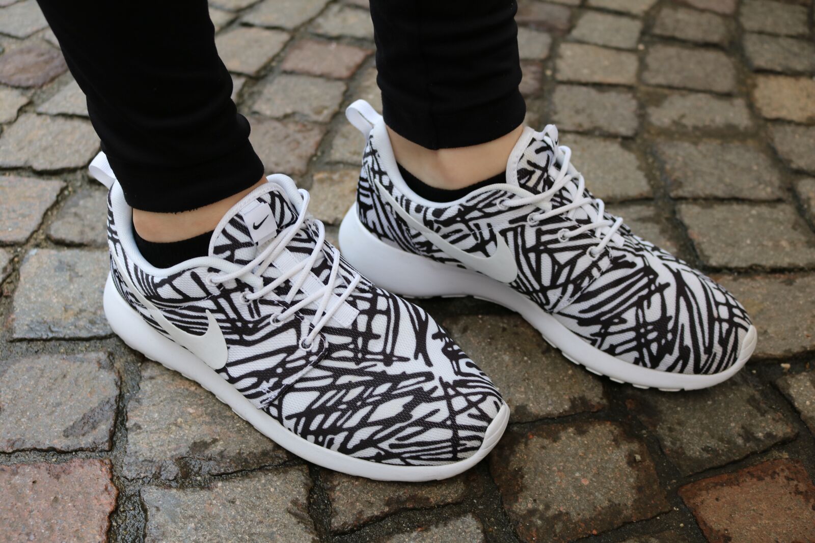 Canon EOS 750D (EOS Rebel T6i / EOS Kiss X8i) sample photo. Shoes, nike, white-black photography