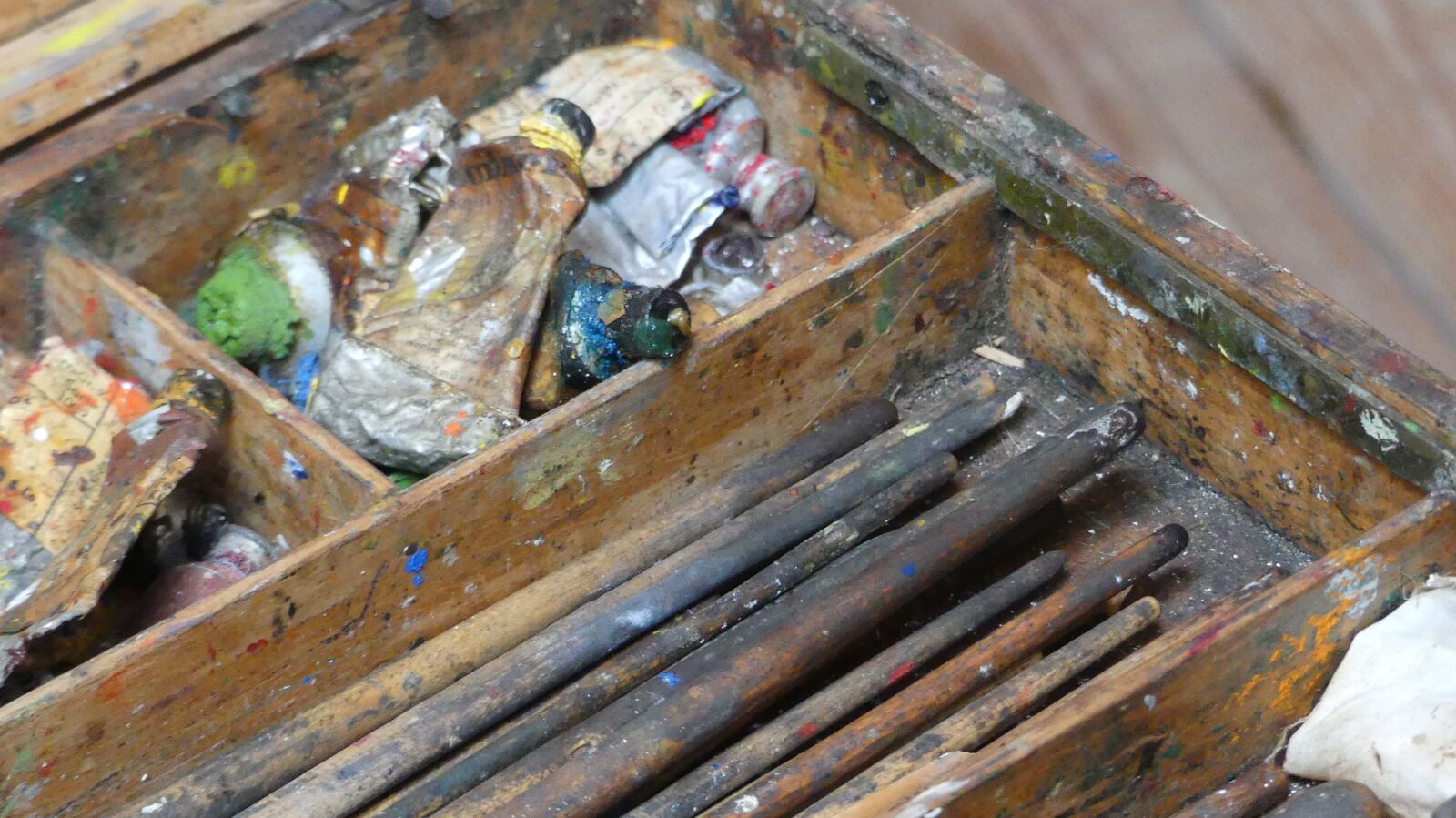 Panasonic Lumix DMC-FZ300 sample photo. Brush, paint, color photography