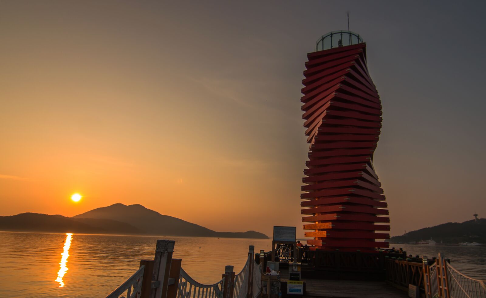 Canon EOS 70D sample photo. Sunrise, lighthouse, sea photography