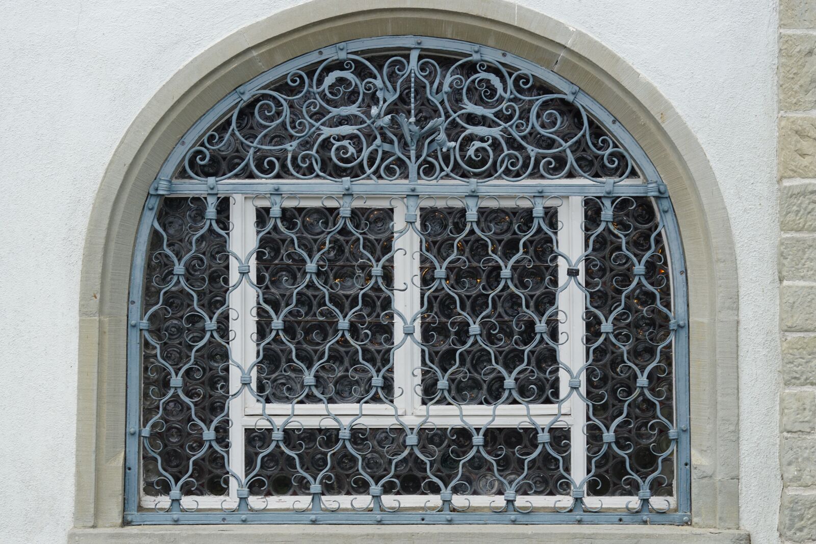 Sony ILCA-77M2 + Sony 70-400mm F4-5.6 G SSM sample photo. Window, grid, window grilles photography