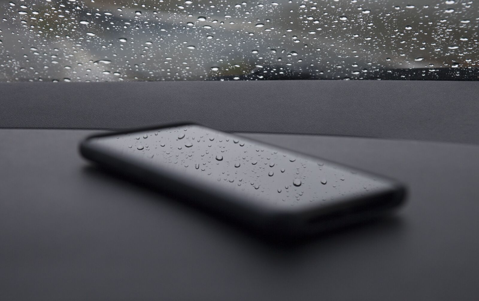 Canon EOS 5D Mark II sample photo. Smartphone, phone, rain photography