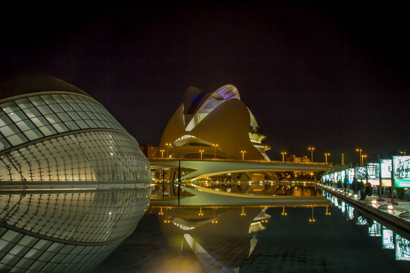 Canon EOS 60D + Canon EF 24-105mm F4L IS USM sample photo. Travel, city, body of photography