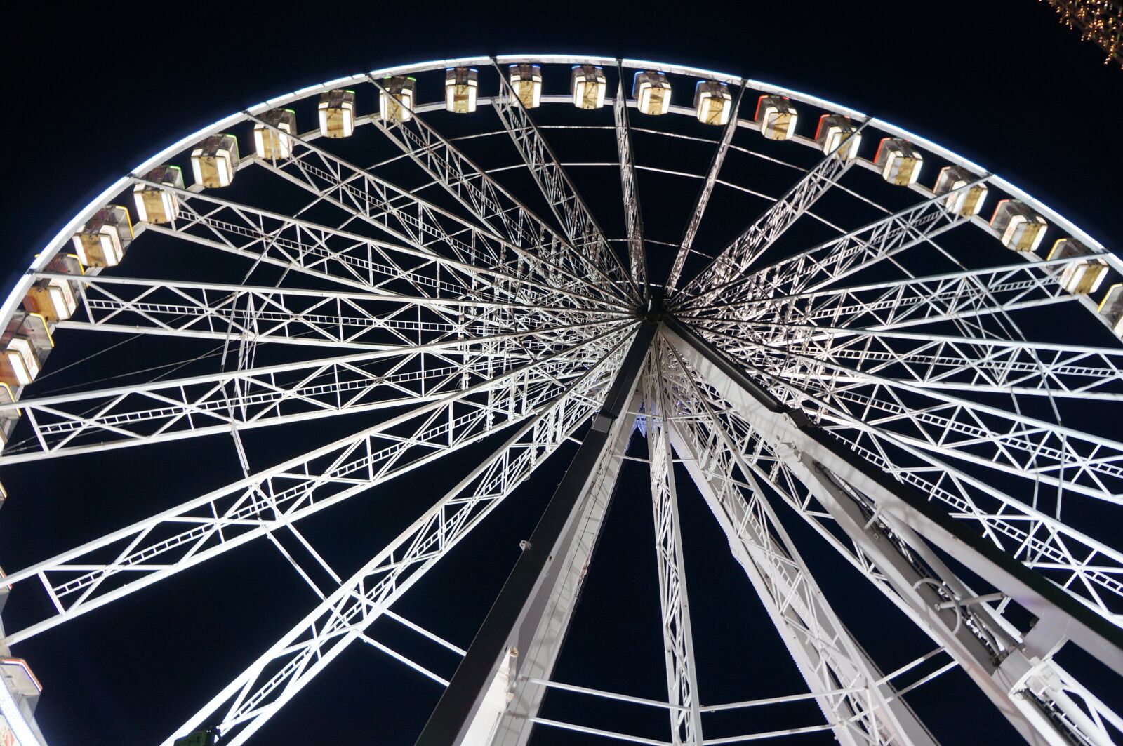 Sony Alpha NEX-5N + Sony E 18-55mm F3.5-5.6 OSS sample photo. Big wheel, fairground, wheel photography