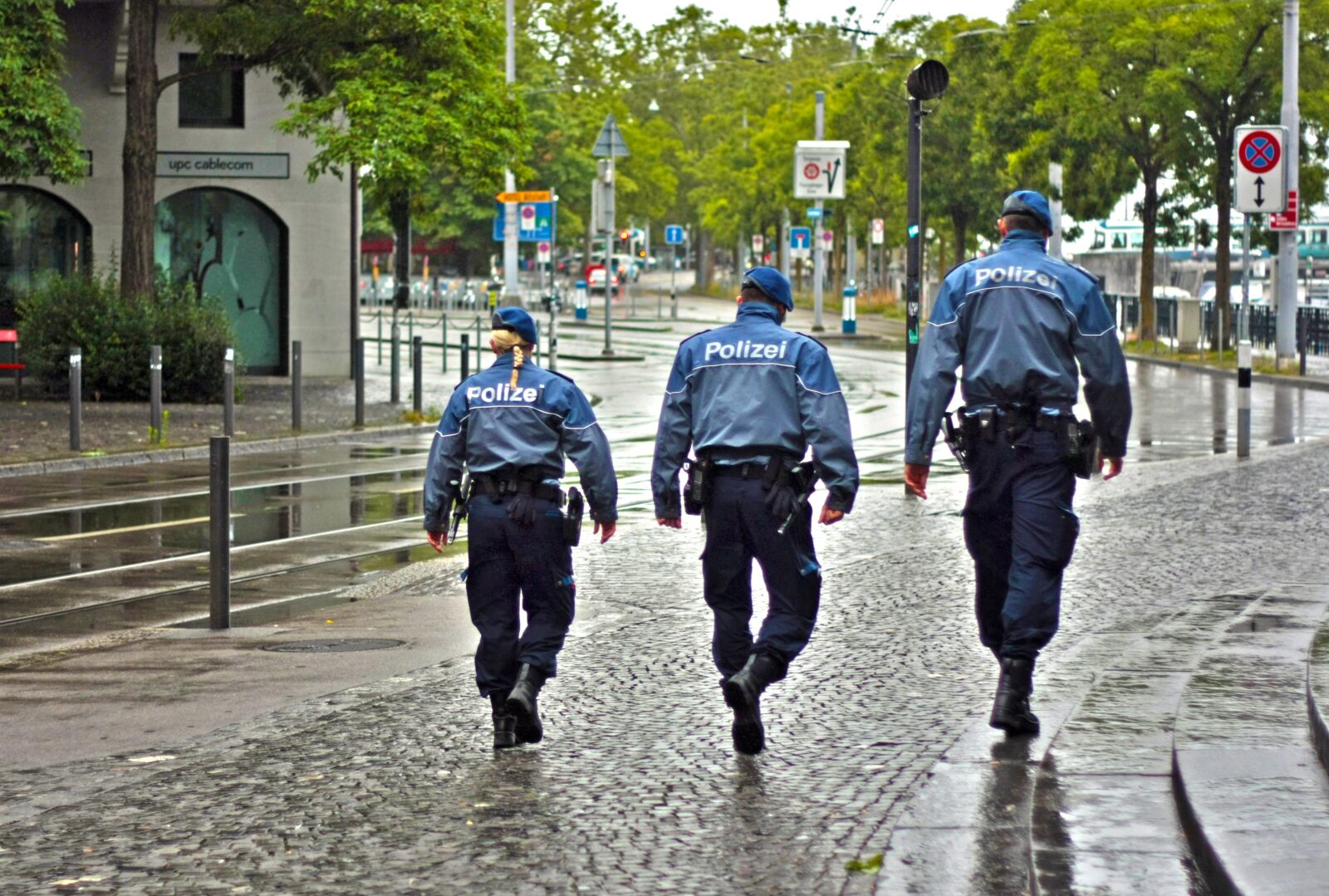 Canon EOS 450D (EOS Rebel XSi / EOS Kiss X2) sample photo. City, police, street photography