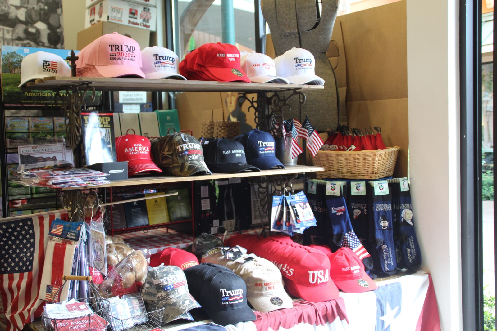 Canon EOS 1300D (EOS Rebel T6 / EOS Kiss X80) sample photo. Store, store window, hats photography