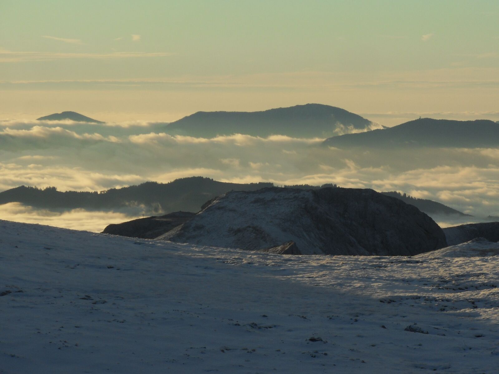 Samsung PL60 / VLUU PL60 /  SL420 sample photo. Morning sun, mountains, clouds photography