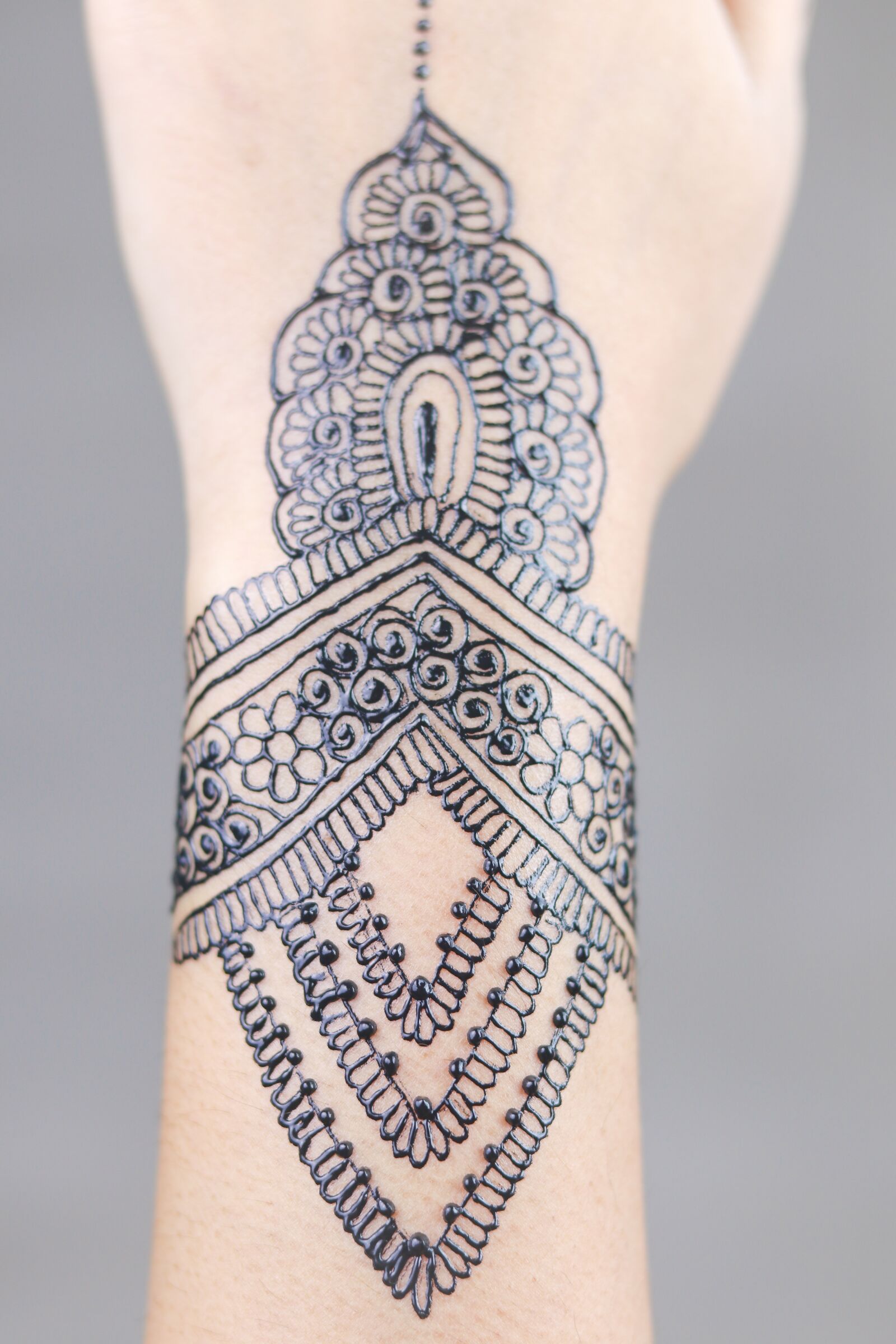 Canon EOS 80D + Canon EF 50mm F1.8 STM sample photo. Mehndi design, mehndi, mehndi photography