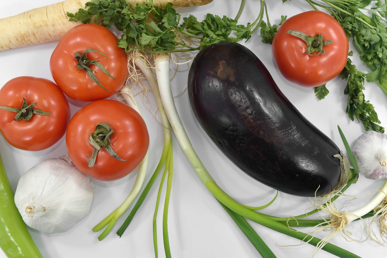 Nikon D5500 sample photo. Eggplant, garlic, organic, products photography