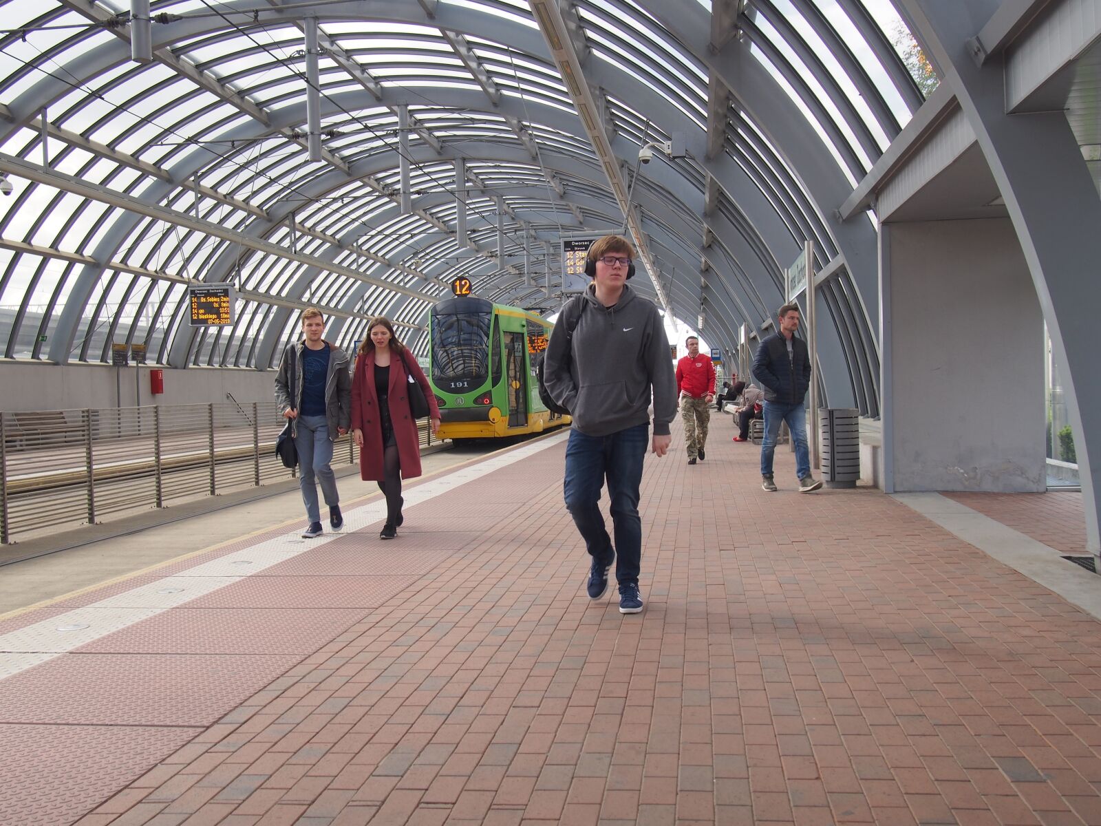 Olympus PEN E-PL6 sample photo. People, train, poznan photography