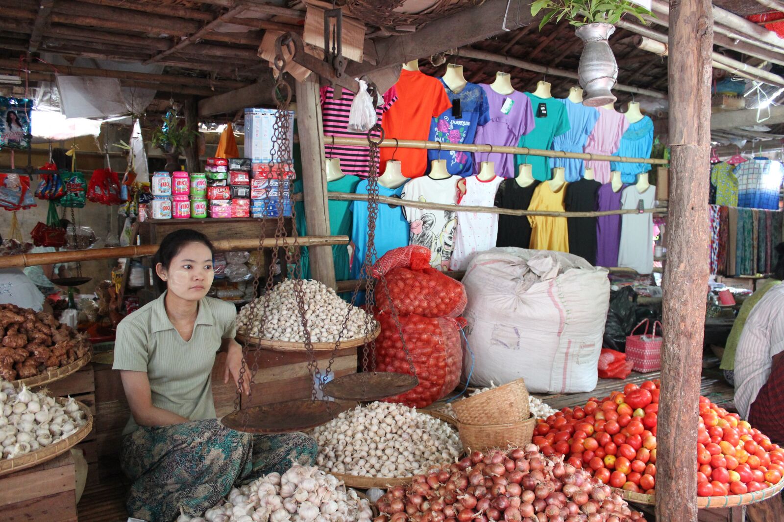 Canon EOS 600D (Rebel EOS T3i / EOS Kiss X5) sample photo. Bagan, market, human photography