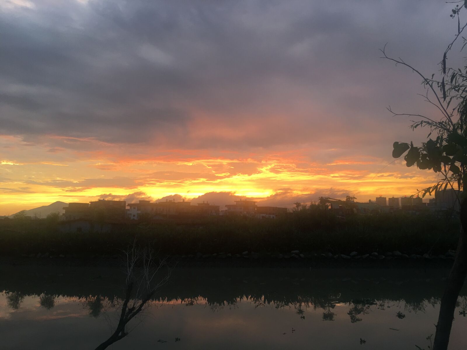 iPhone 6s Plus back camera 4.15mm f/2.2 sample photo. Twilight, sky, cloud photography